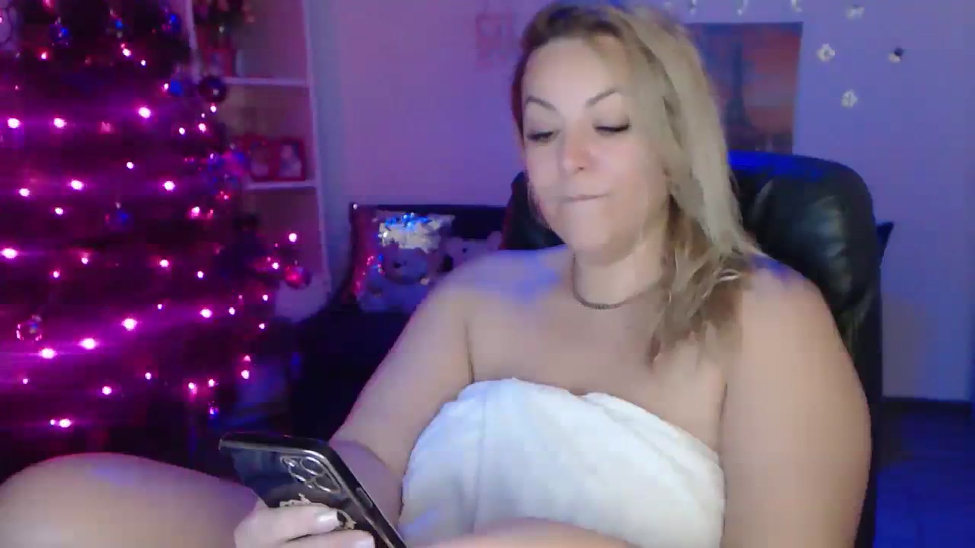 Gallery image thumbnail from A_baby_Boo's myfreecams stream on, 12/12/2023, 15:22 image 12 of 20