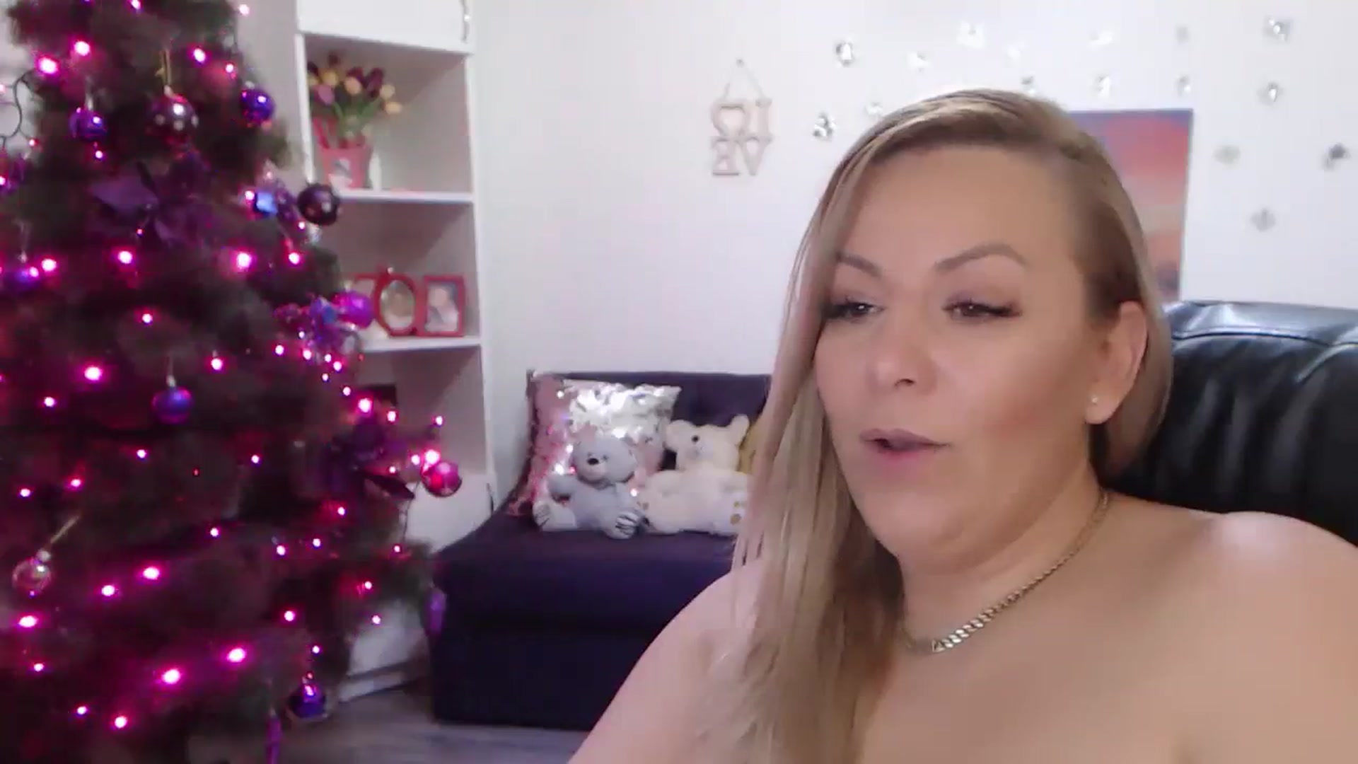 Gallery image thumbnail from A_baby_Boo's myfreecams stream on, 12/15/2023, 02:37 image 19 of 20