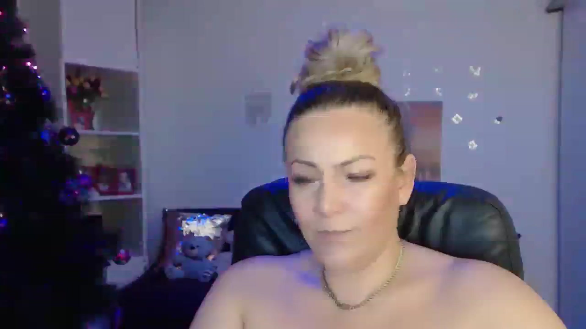 Gallery image thumbnail from A_baby_Boo's myfreecams stream on, 12/18/2023, 20:21 image 15 of 20