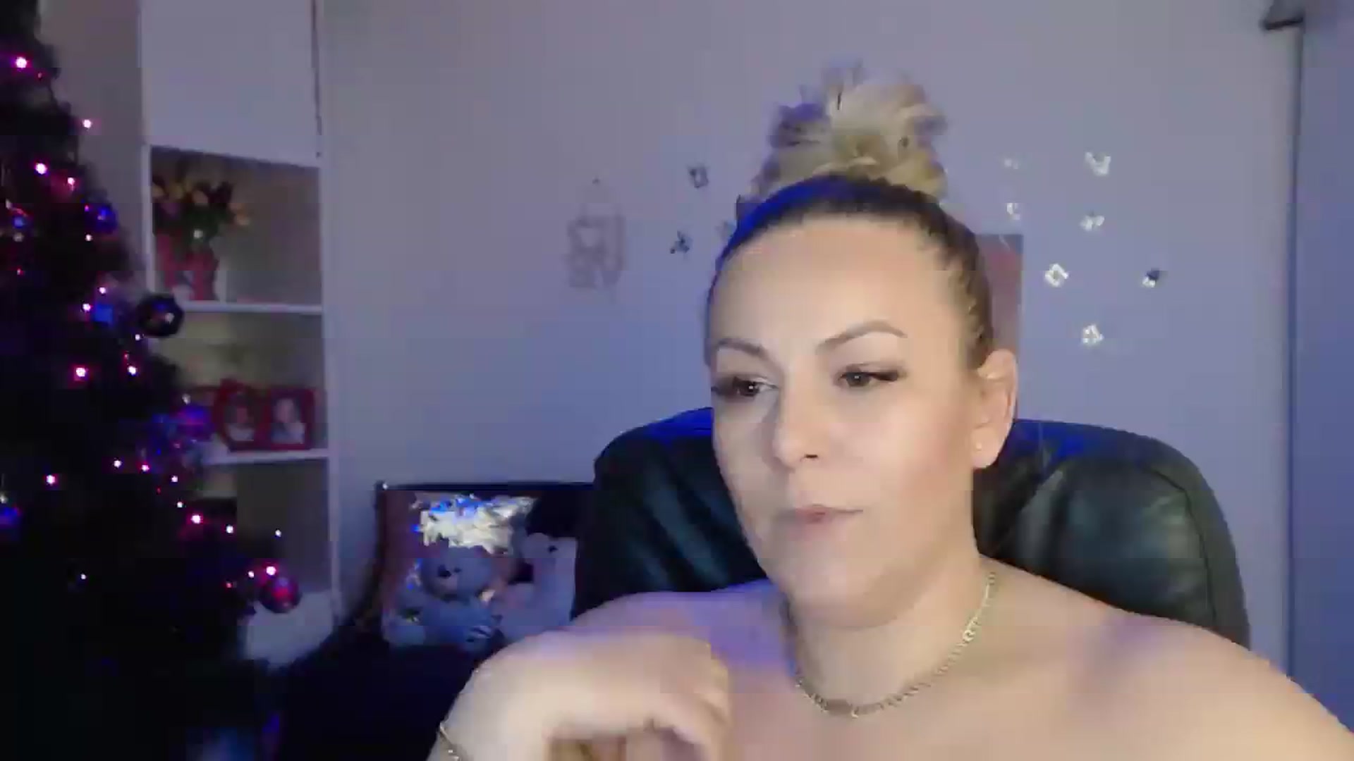 Gallery image thumbnail from A_baby_Boo's myfreecams stream on, 12/18/2023, 20:21 image 13 of 20