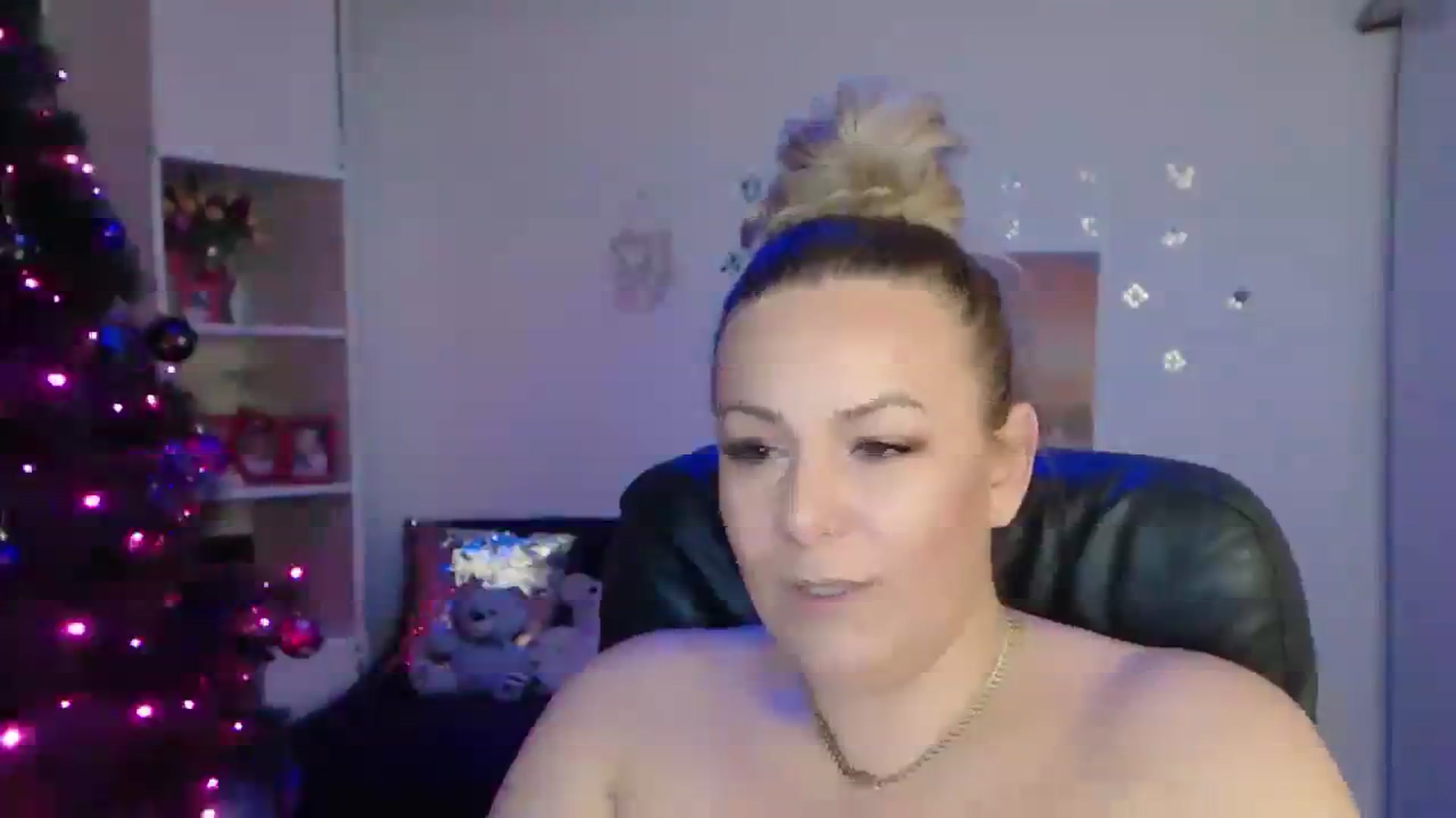Gallery image thumbnail from A_baby_Boo's myfreecams stream on, 12/18/2023, 20:21 image 17 of 20
