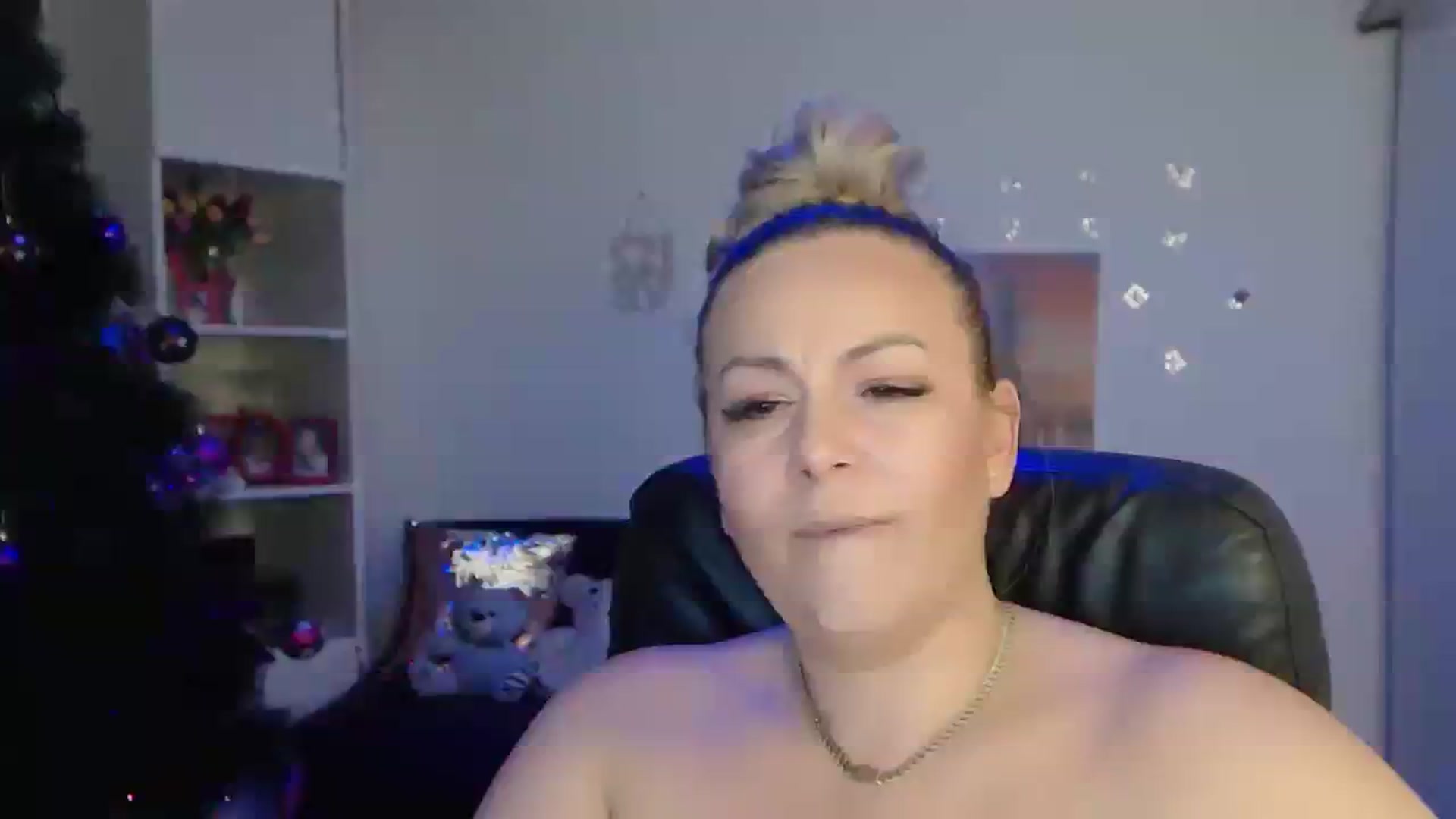 Gallery image thumbnail from A_baby_Boo's myfreecams stream on, 12/18/2023, 20:21 image 14 of 20