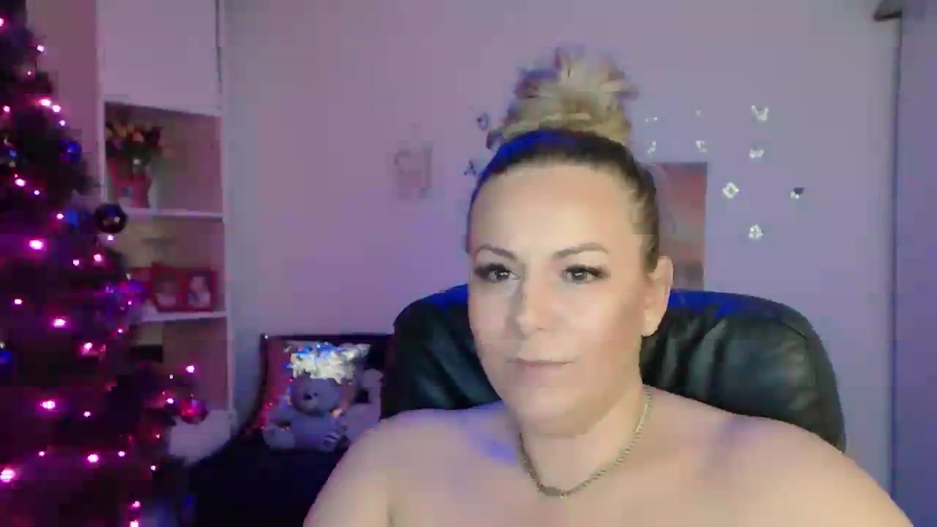 Gallery image thumbnail from A_baby_Boo's myfreecams stream on, 12/18/2023, 20:21 image 16 of 20