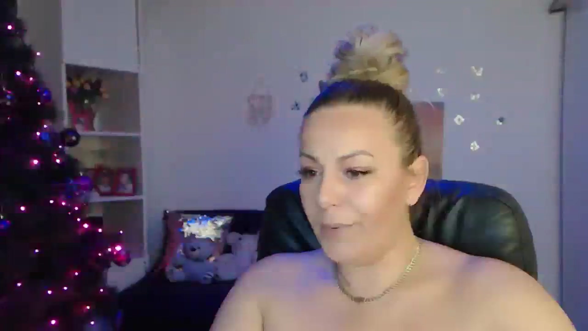 Gallery image thumbnail from A_baby_Boo's myfreecams stream on, 12/18/2023, 20:21 image 11 of 20