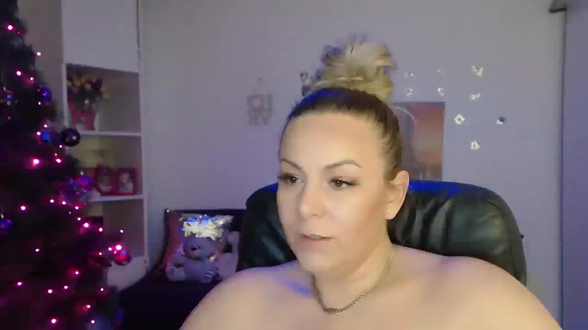 Gallery image thumbnail from A_baby_Boo's myfreecams stream on, 12/18/2023, 20:21 image 18 of 20