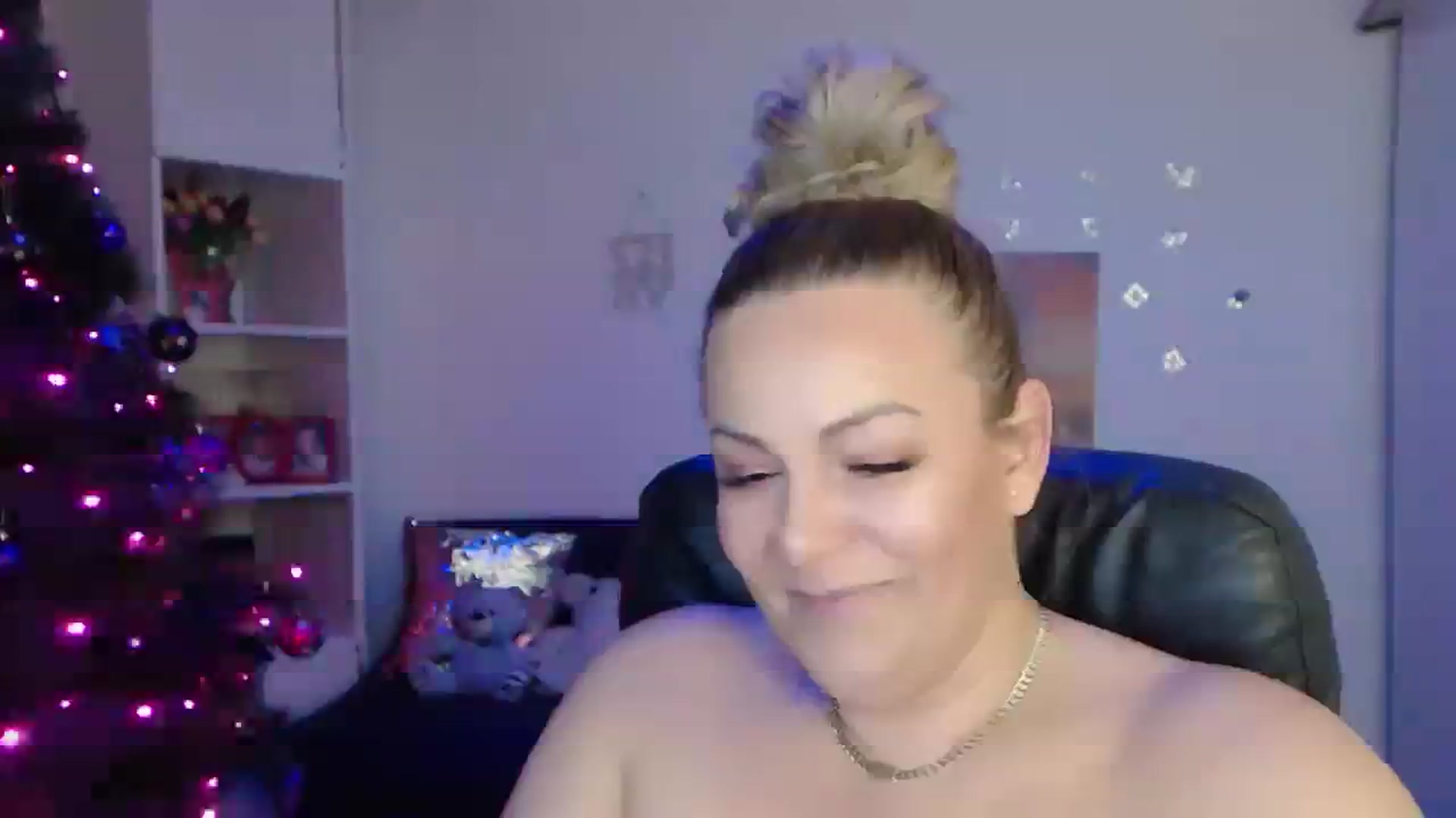 Gallery image thumbnail from A_baby_Boo's myfreecams stream on, 12/18/2023, 20:21 image 12 of 20