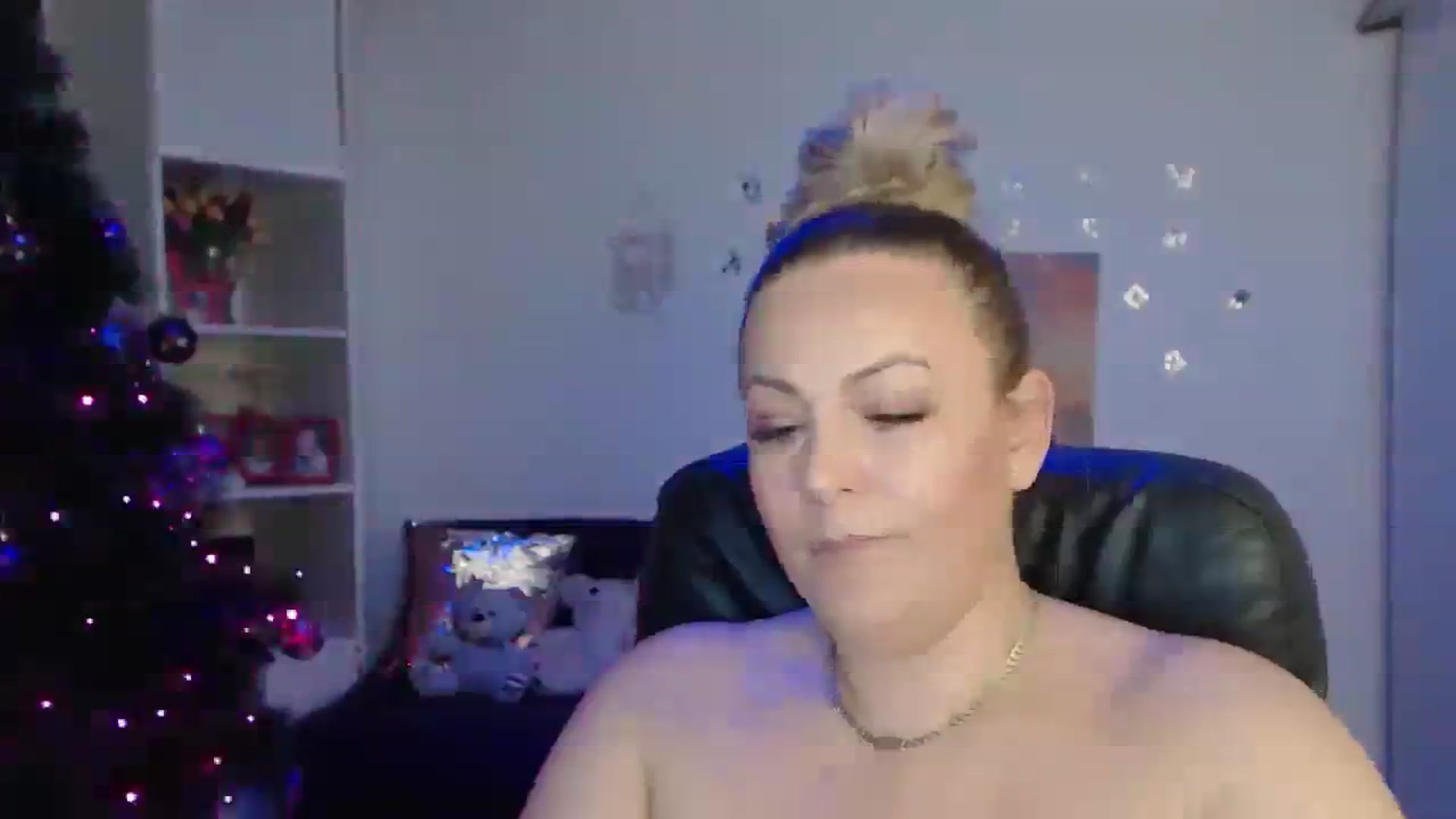 Gallery image thumbnail from A_baby_Boo's myfreecams stream on, 12/18/2023, 20:21 image 10 of 20