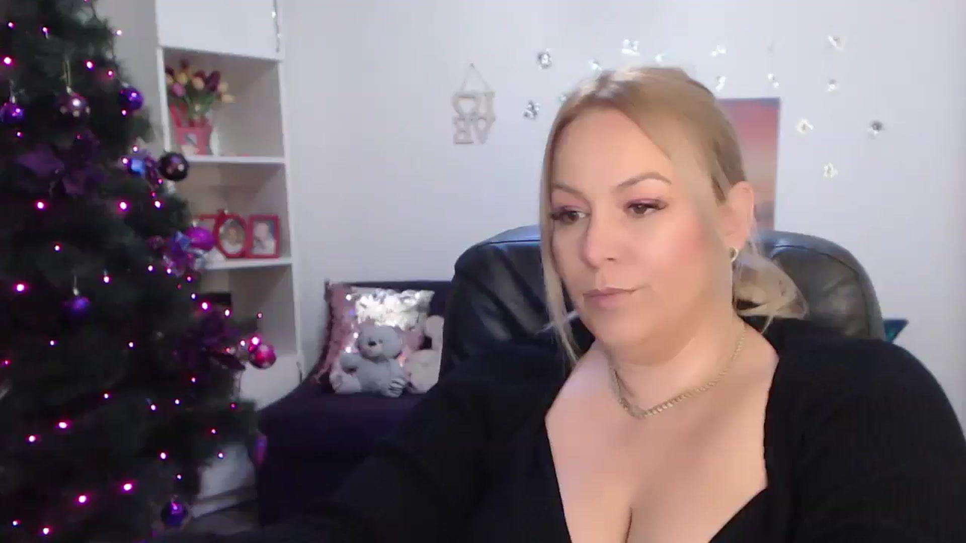 Gallery image thumbnail from A_baby_Boo's myfreecams stream on, 12/30/2023, 21:20 image 17 of 20