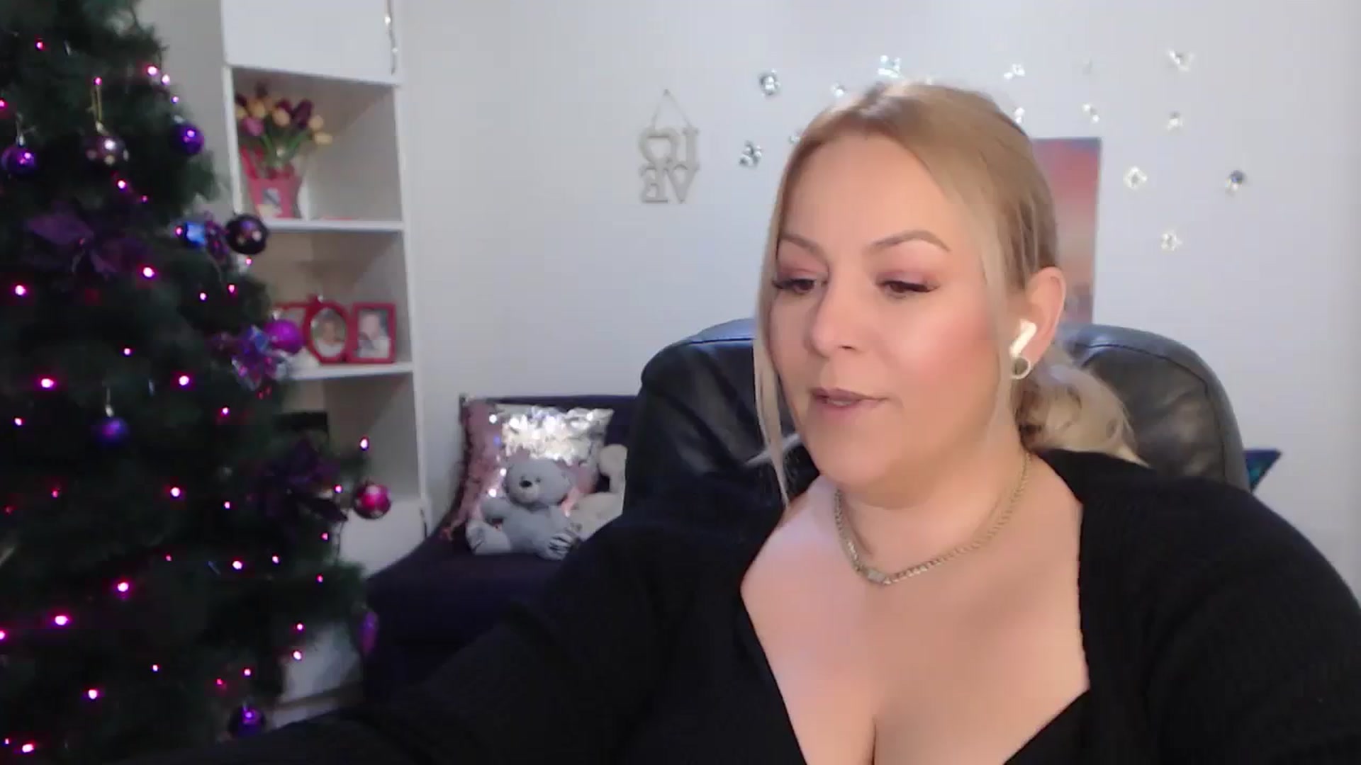 Gallery image thumbnail from A_baby_Boo's myfreecams stream on, 12/30/2023, 21:20 image 7 of 20