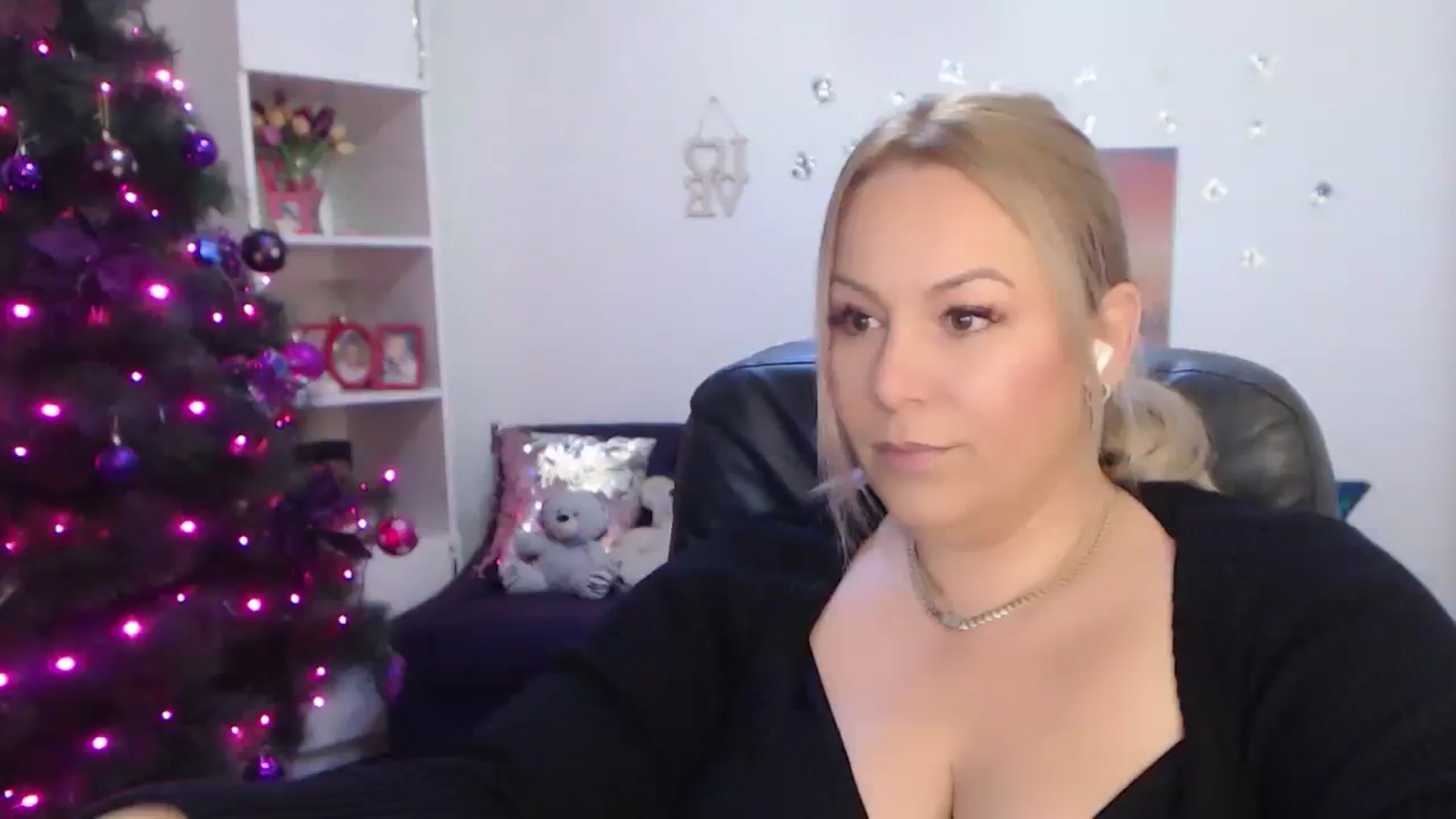 Gallery image thumbnail from A_baby_Boo's myfreecams stream on, 12/30/2023, 21:20 image 10 of 20