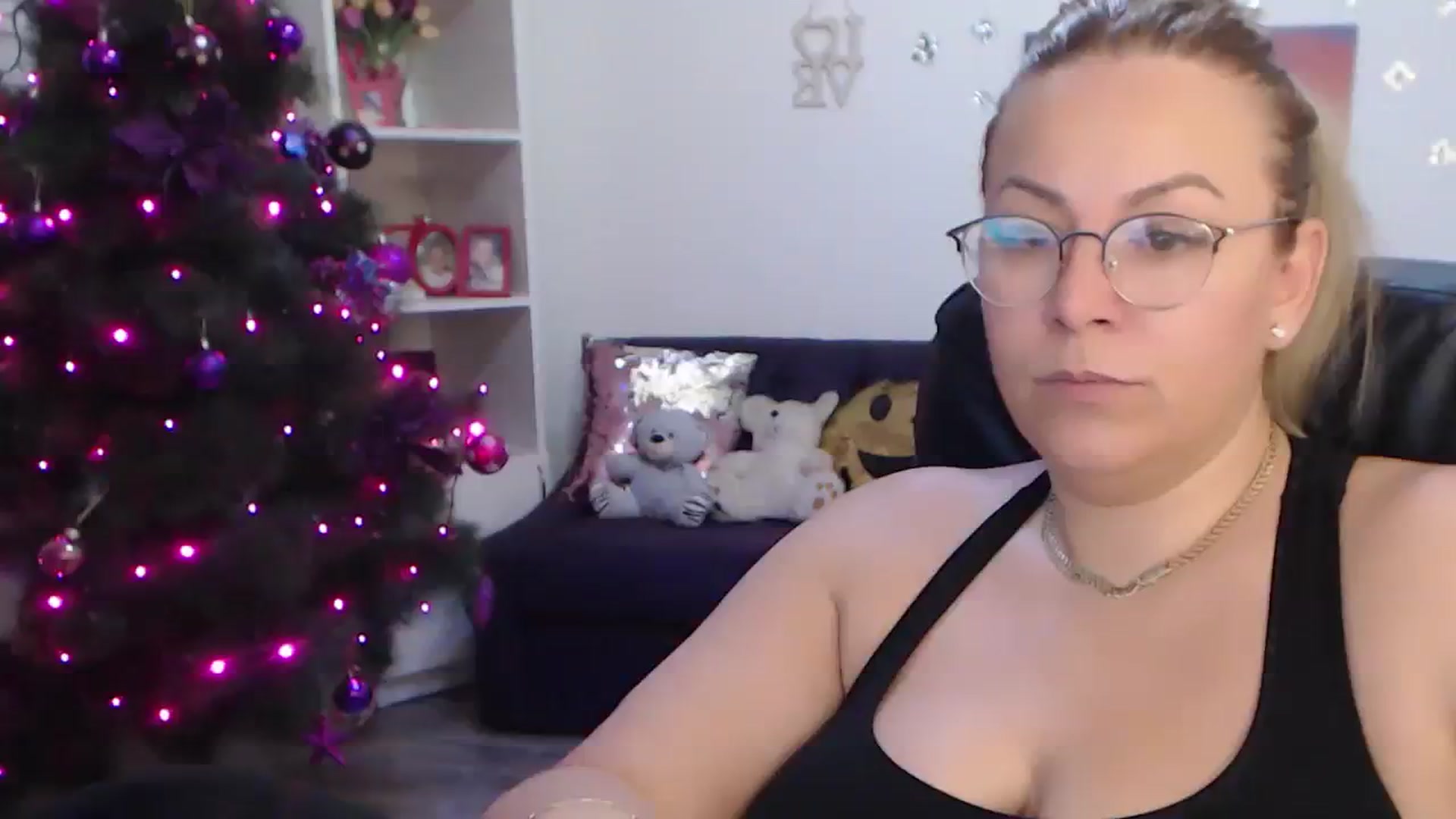 Gallery image thumbnail from A_baby_Boo's myfreecams stream on, 01/03/2024, 01:25 image 14 of 20