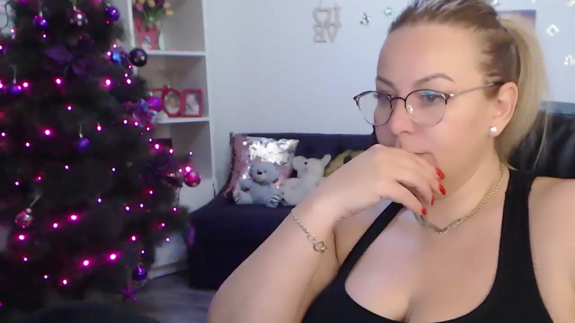 Gallery image thumbnail from A_baby_Boo's myfreecams stream on, 01/03/2024, 01:25 image 11 of 20
