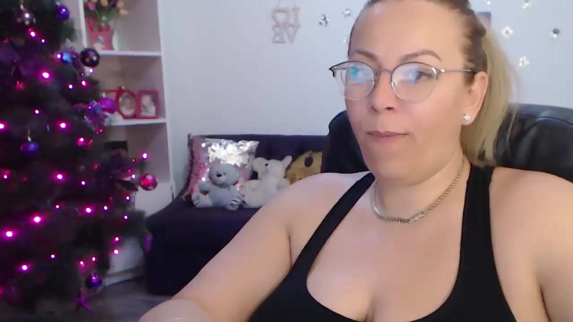 Gallery image thumbnail from A_baby_Boo's myfreecams stream on, 01/03/2024, 01:25 image 2 of 20