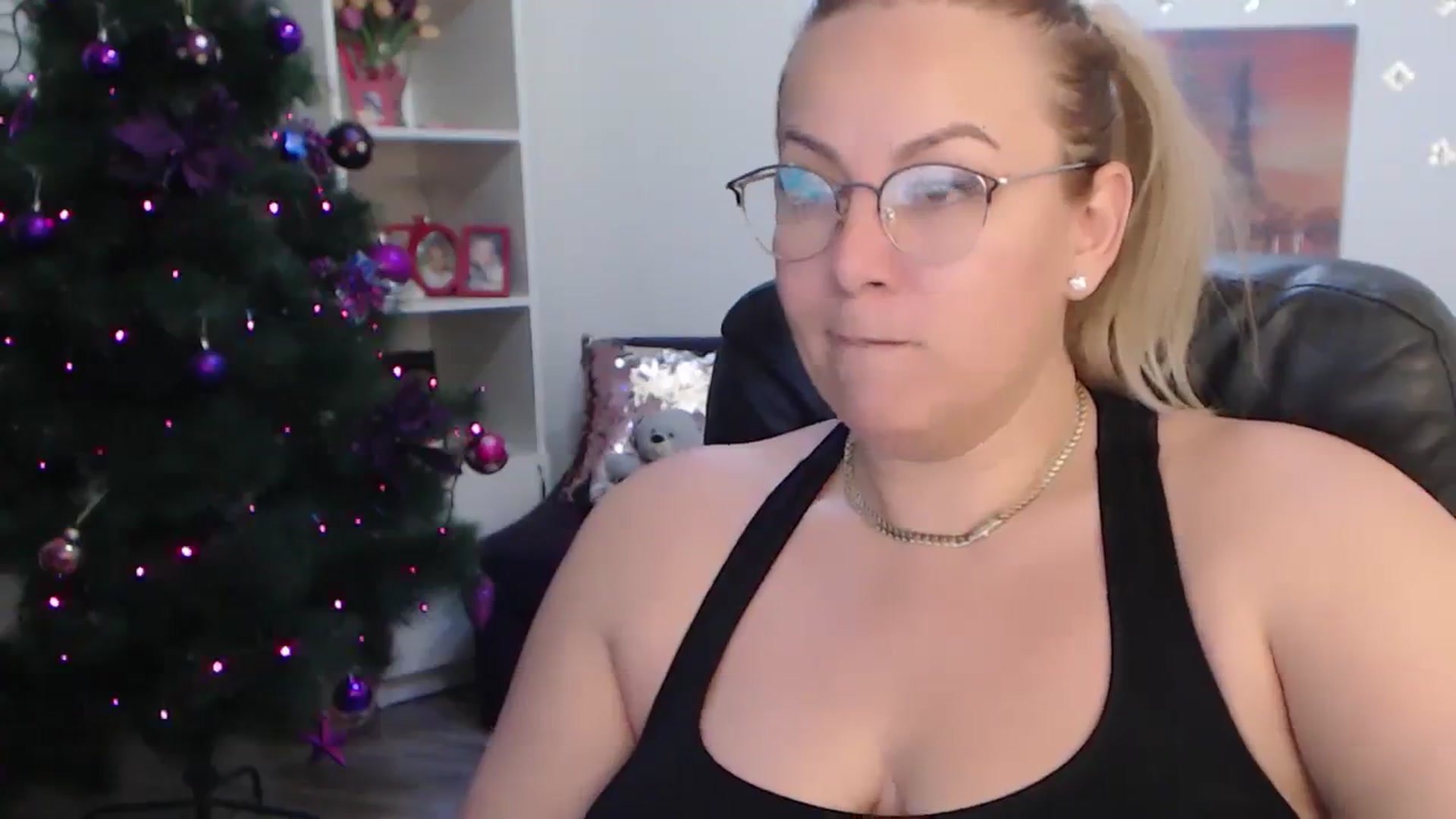 Gallery image thumbnail from A_baby_Boo's myfreecams stream on, 01/03/2024, 01:25 image 15 of 20