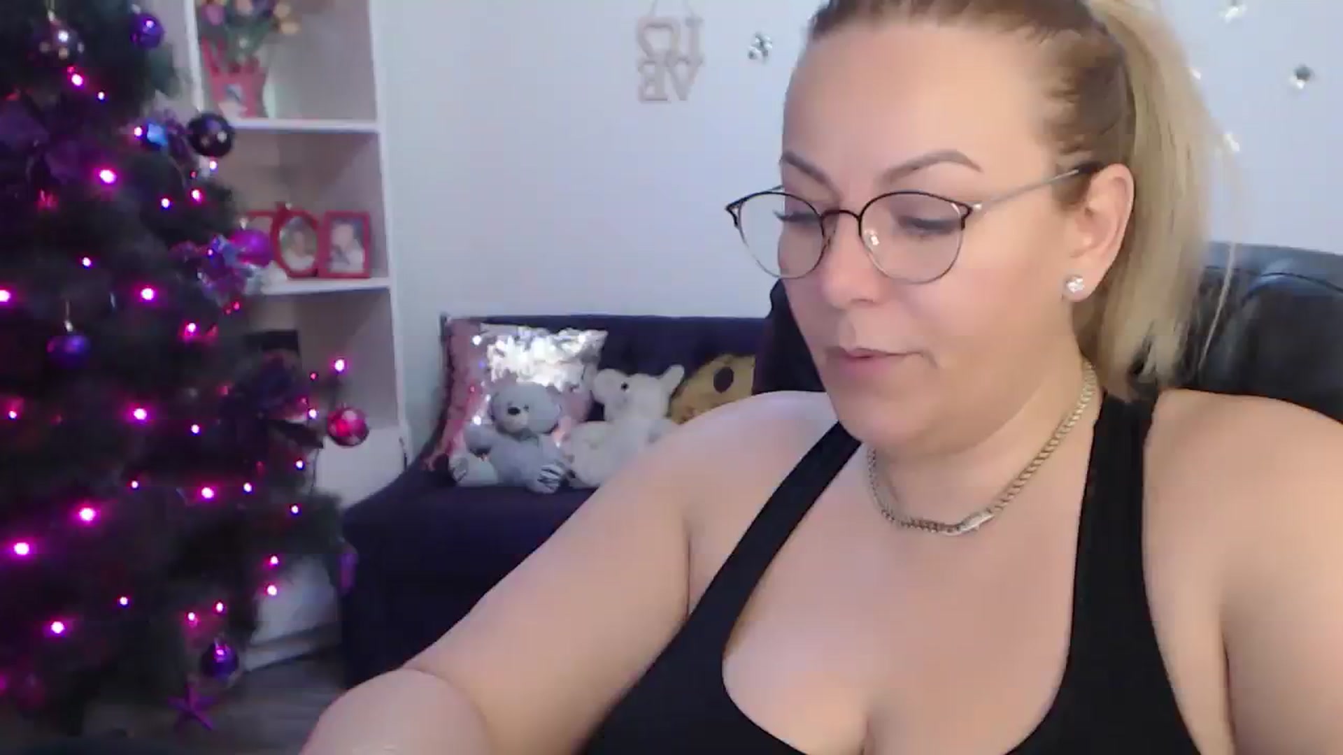 Gallery image thumbnail from A_baby_Boo's myfreecams stream on, 01/03/2024, 01:25 image 1 of 20