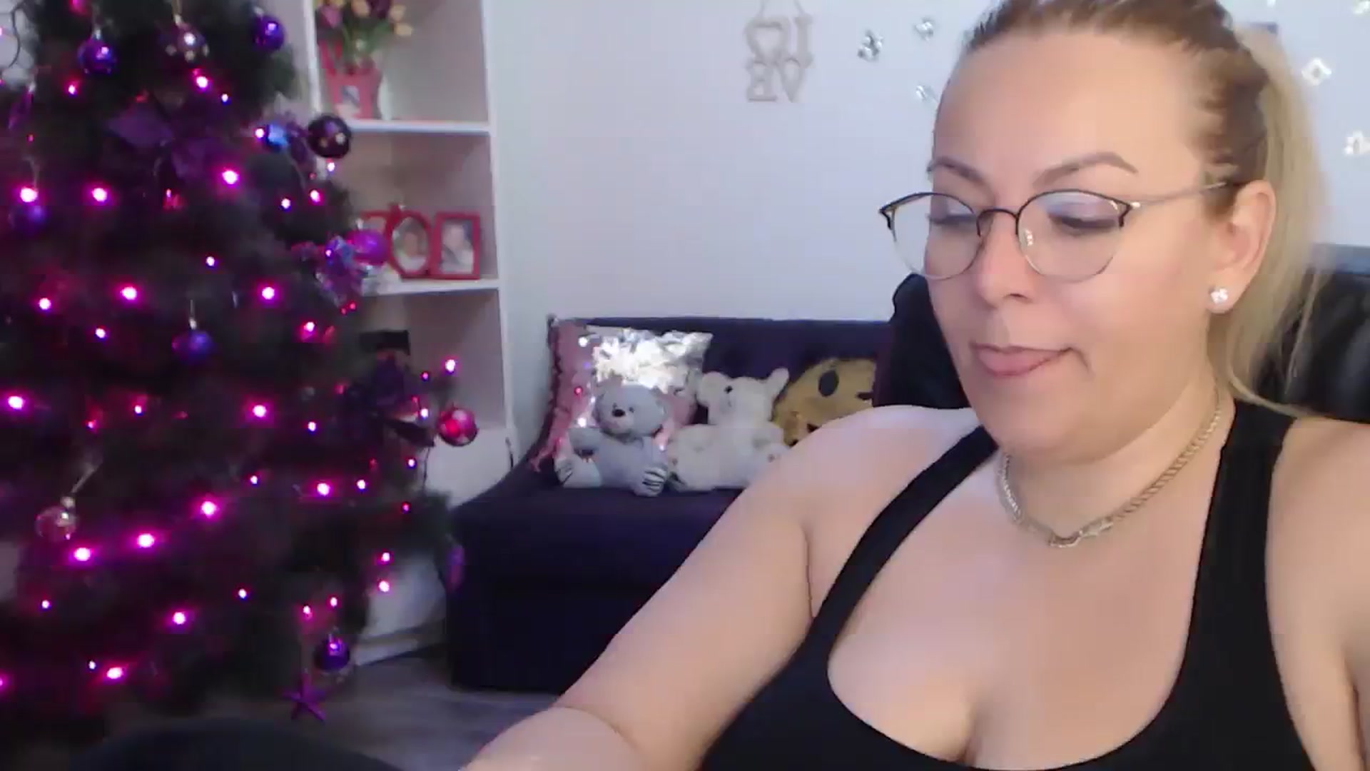 Gallery image thumbnail from A_baby_Boo's myfreecams stream on, 01/03/2024, 01:25 image 8 of 20