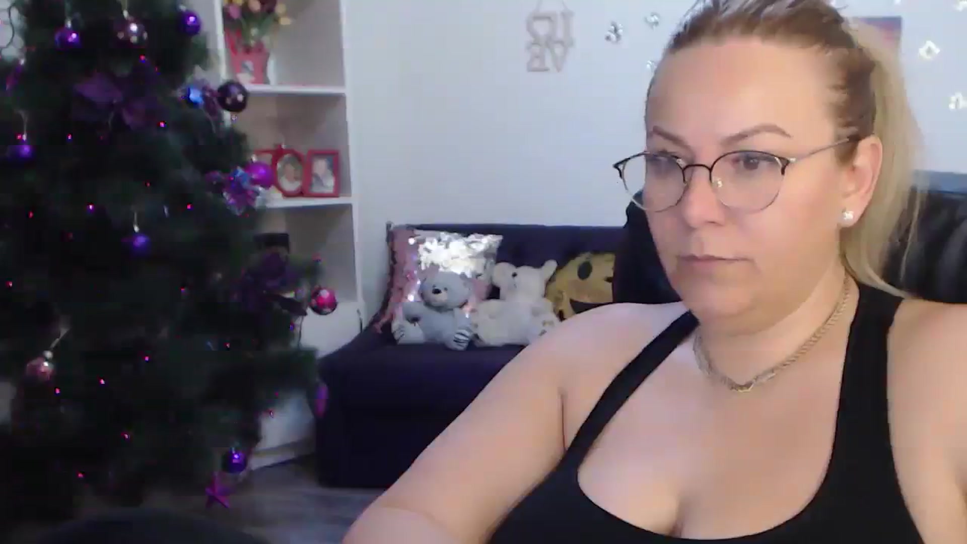 Gallery image thumbnail from A_baby_Boo's myfreecams stream on, 01/03/2024, 01:25 image 10 of 20