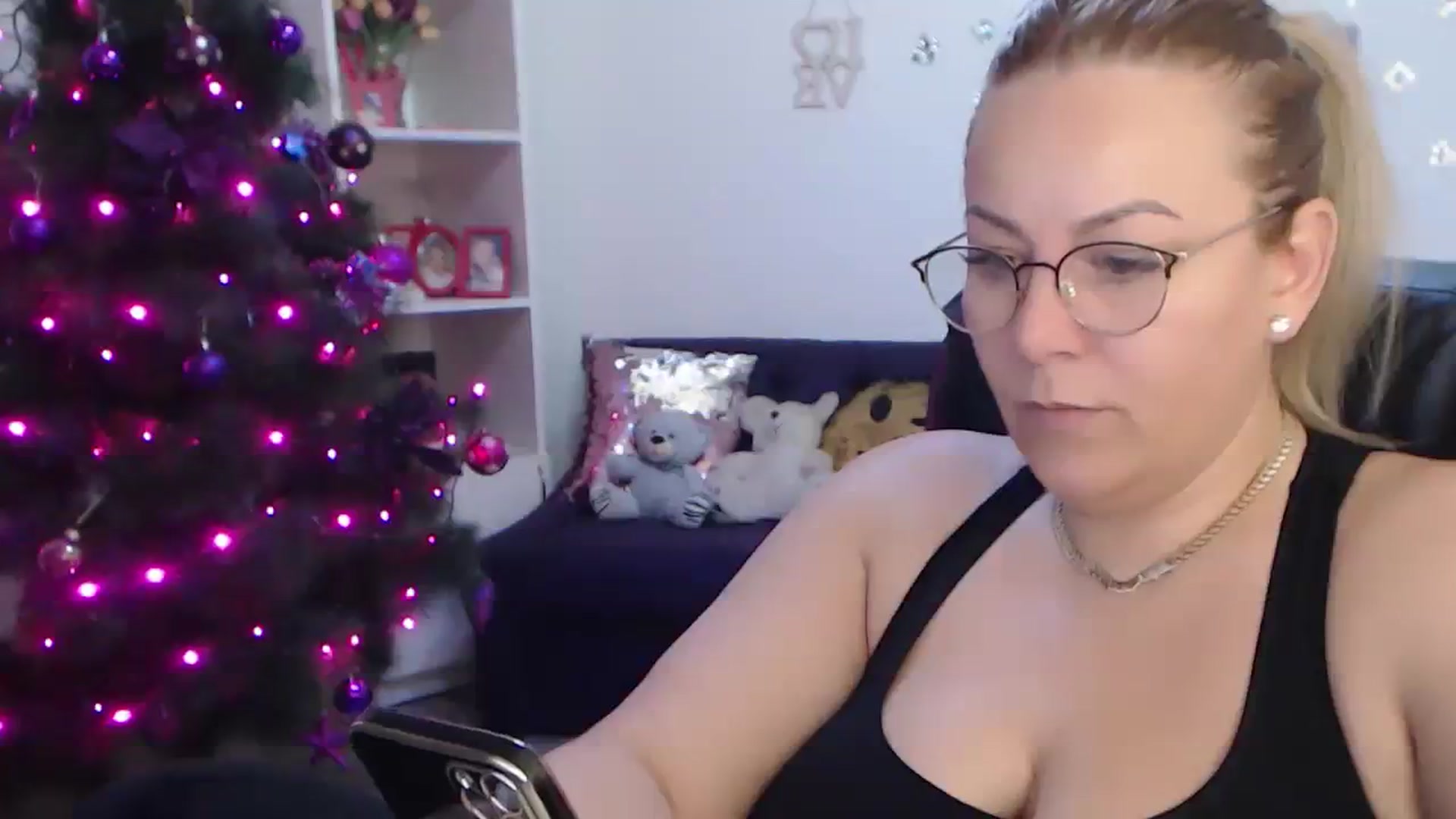 Gallery image thumbnail from A_baby_Boo's myfreecams stream on, 01/03/2024, 01:25 image 4 of 20