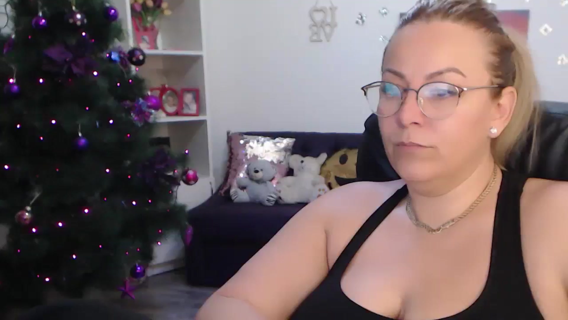 Gallery image thumbnail from A_baby_Boo's myfreecams stream on, 01/03/2024, 01:25 image 13 of 20