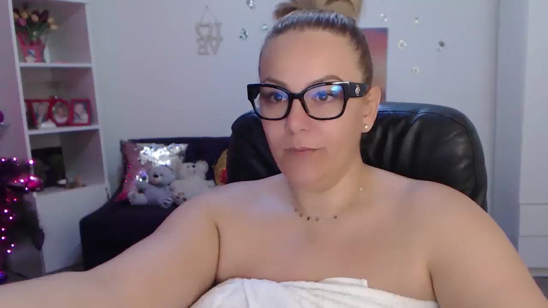 Gallery image thumbnail from A_baby_Boo's myfreecams stream on, 01/06/2024, 12:47 image 16 of 20