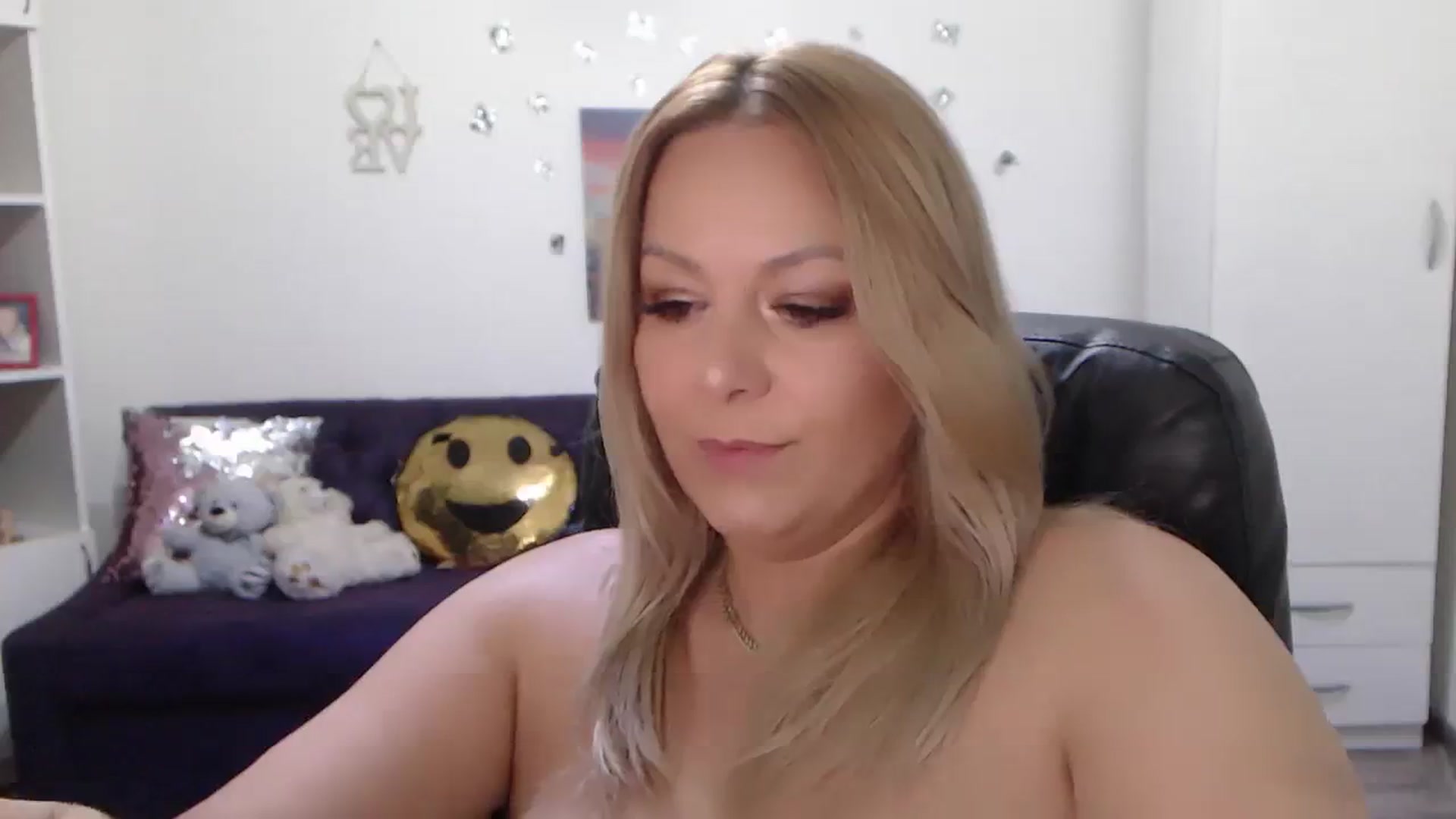 Gallery image thumbnail from A_baby_Boo's myfreecams stream on, 01/14/2024, 21:46 image 15 of 20