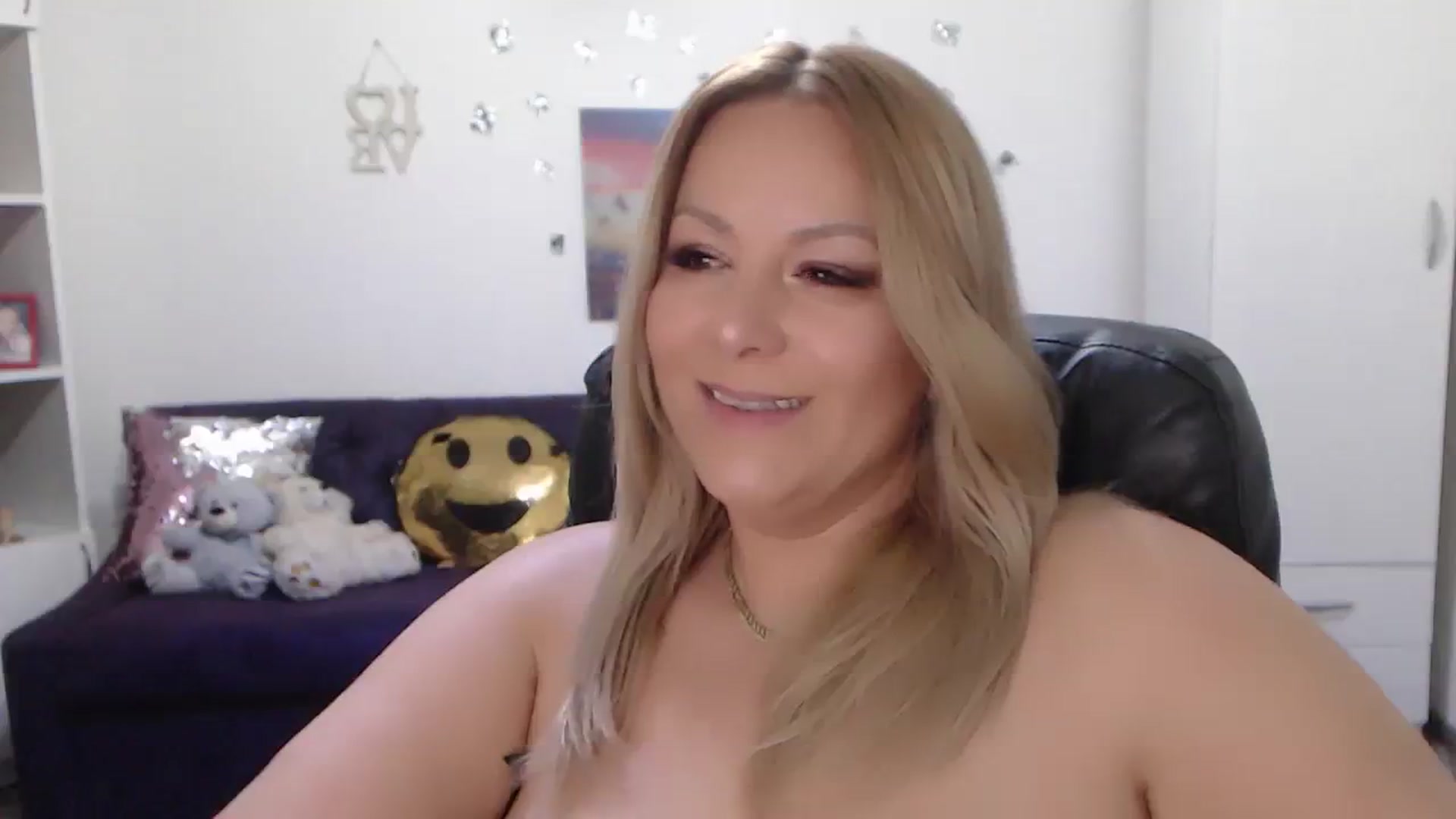 Gallery image thumbnail from A_baby_Boo's myfreecams stream on, 01/14/2024, 21:46 image 4 of 20