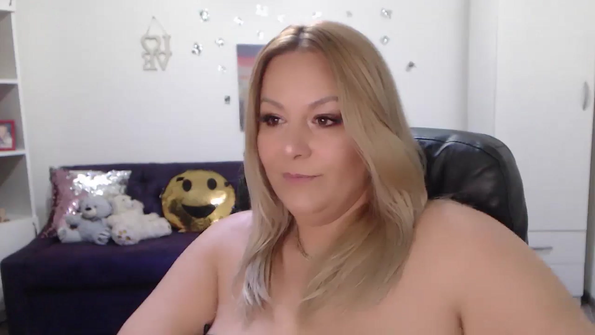 Gallery image thumbnail from A_baby_Boo's myfreecams stream on, 01/14/2024, 21:46 image 17 of 20