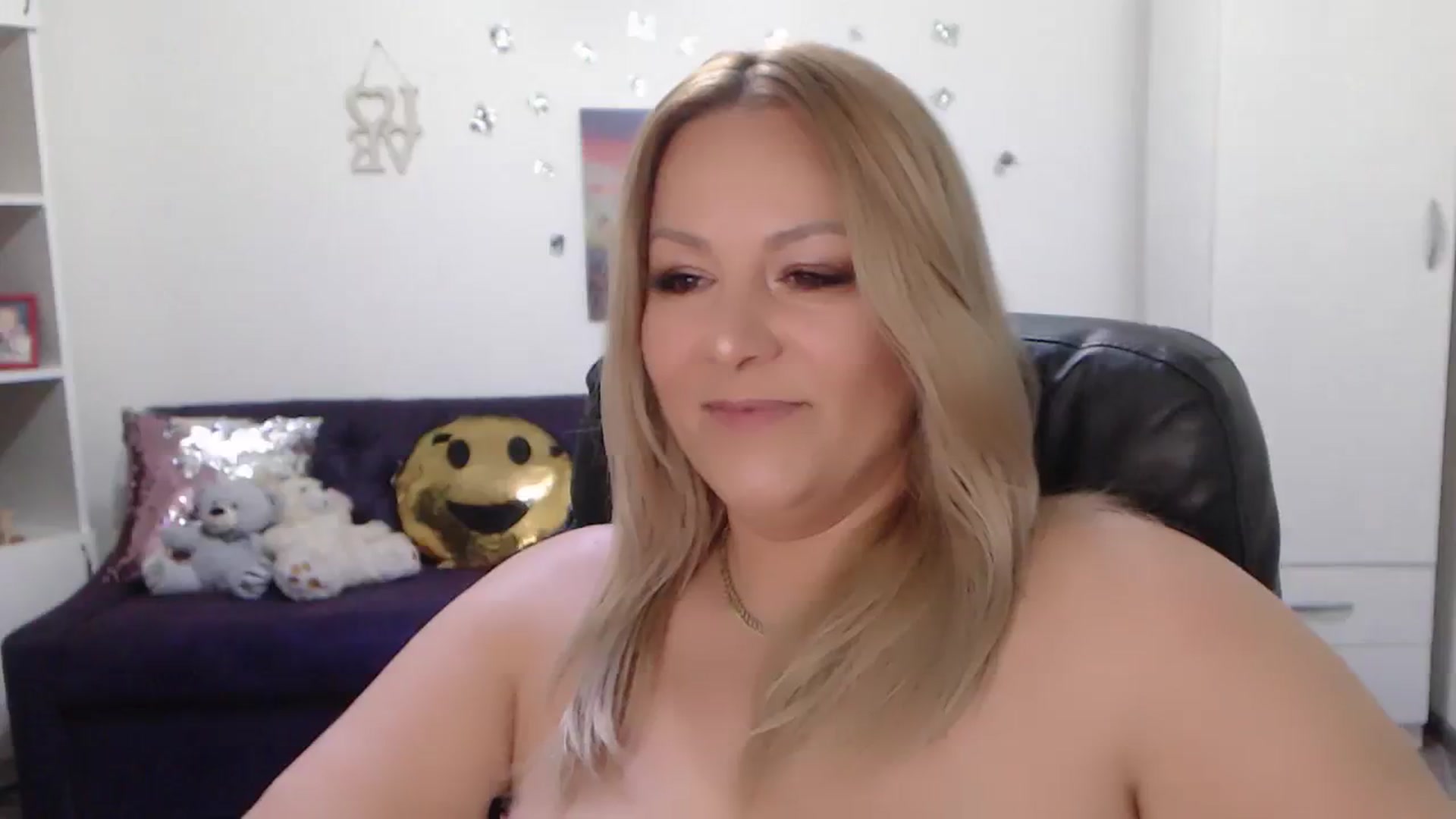 Gallery image thumbnail from A_baby_Boo's myfreecams stream on, 01/14/2024, 21:46 image 8 of 20