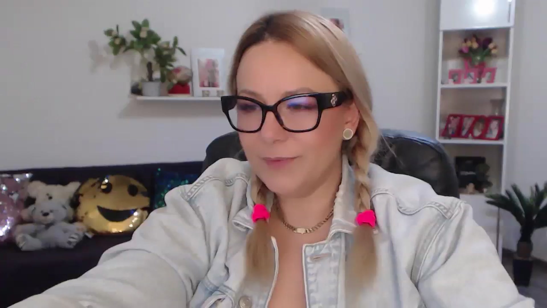 Gallery image thumbnail from A_baby_Boo's myfreecams stream on, 02/01/2024, 21:26 image 10 of 20
