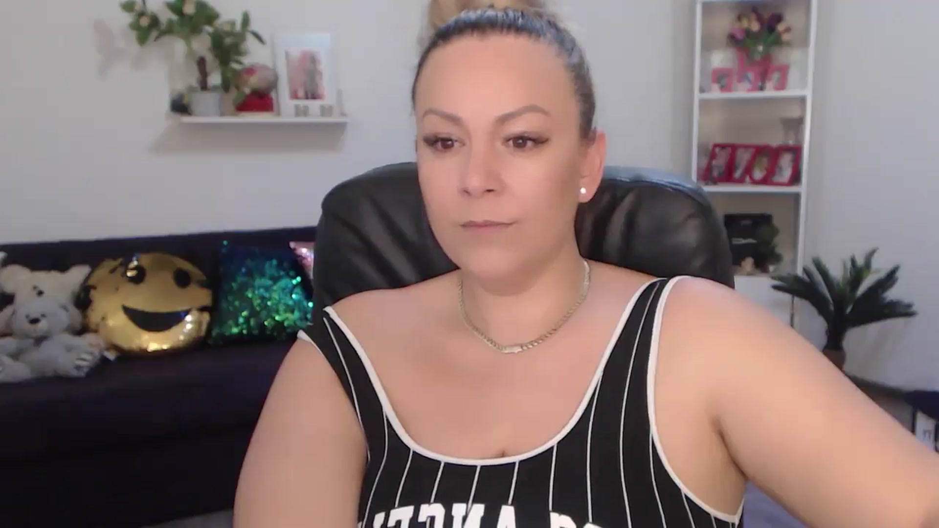 Gallery image thumbnail from A_baby_Boo's myfreecams stream on, 02/06/2024, 19:43 image 3 of 20