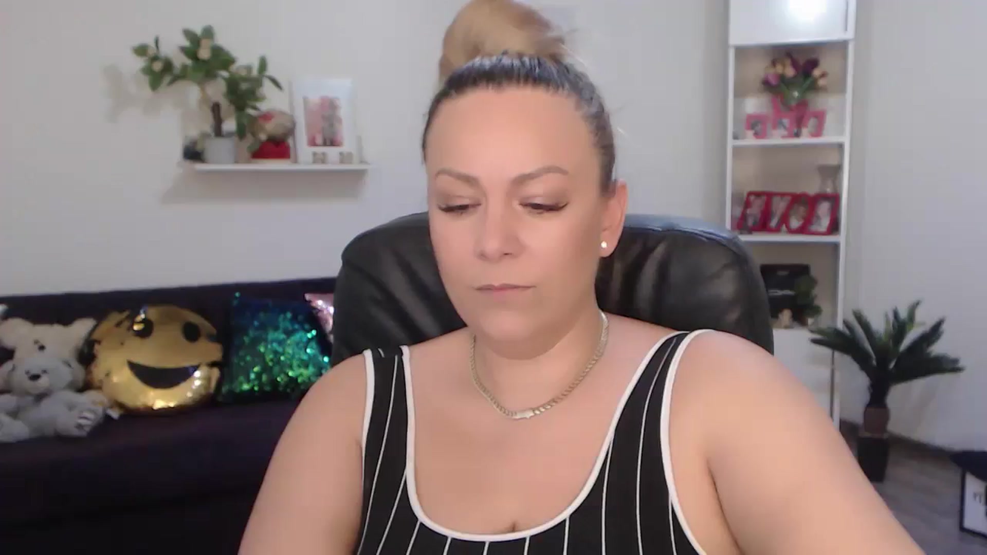 Gallery image thumbnail from A_baby_Boo's myfreecams stream on, 02/06/2024, 19:43 image 1 of 20