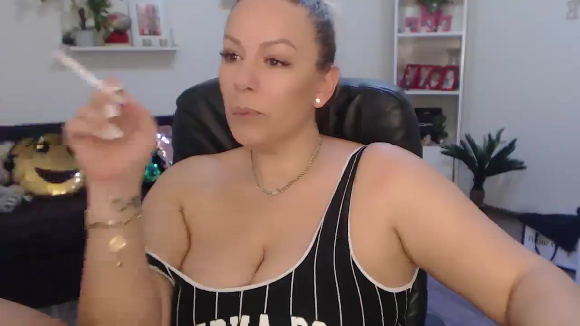 Gallery image thumbnail from A_baby_Boo's myfreecams stream on, 02/06/2024, 19:43 image 13 of 20