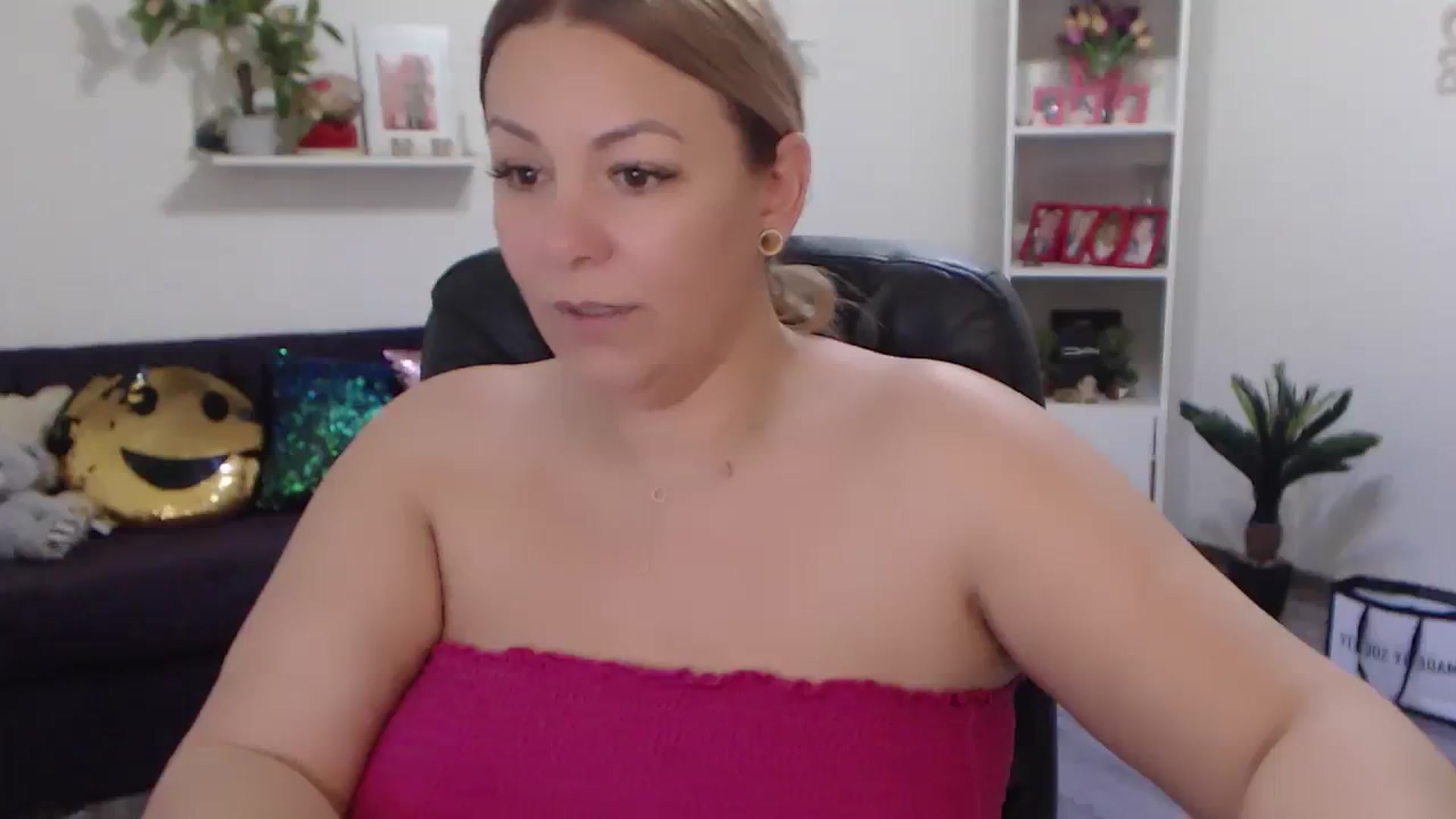Gallery image thumbnail from A_baby_Boo's myfreecams stream on, 02/12/2024, 14:25 image 20 of 20