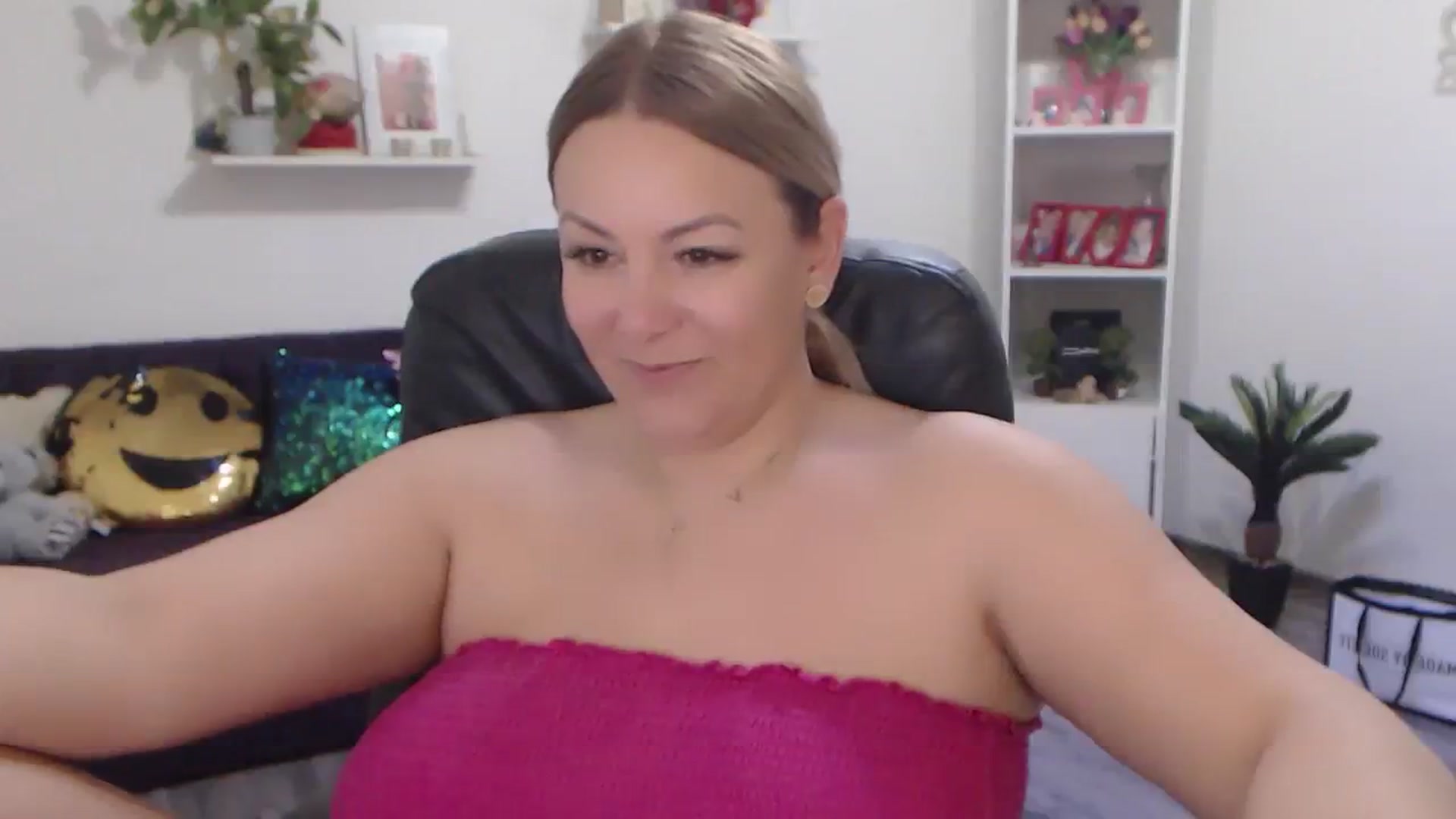 Gallery image thumbnail from A_baby_Boo's myfreecams stream on, 02/12/2024, 14:25 image 6 of 20