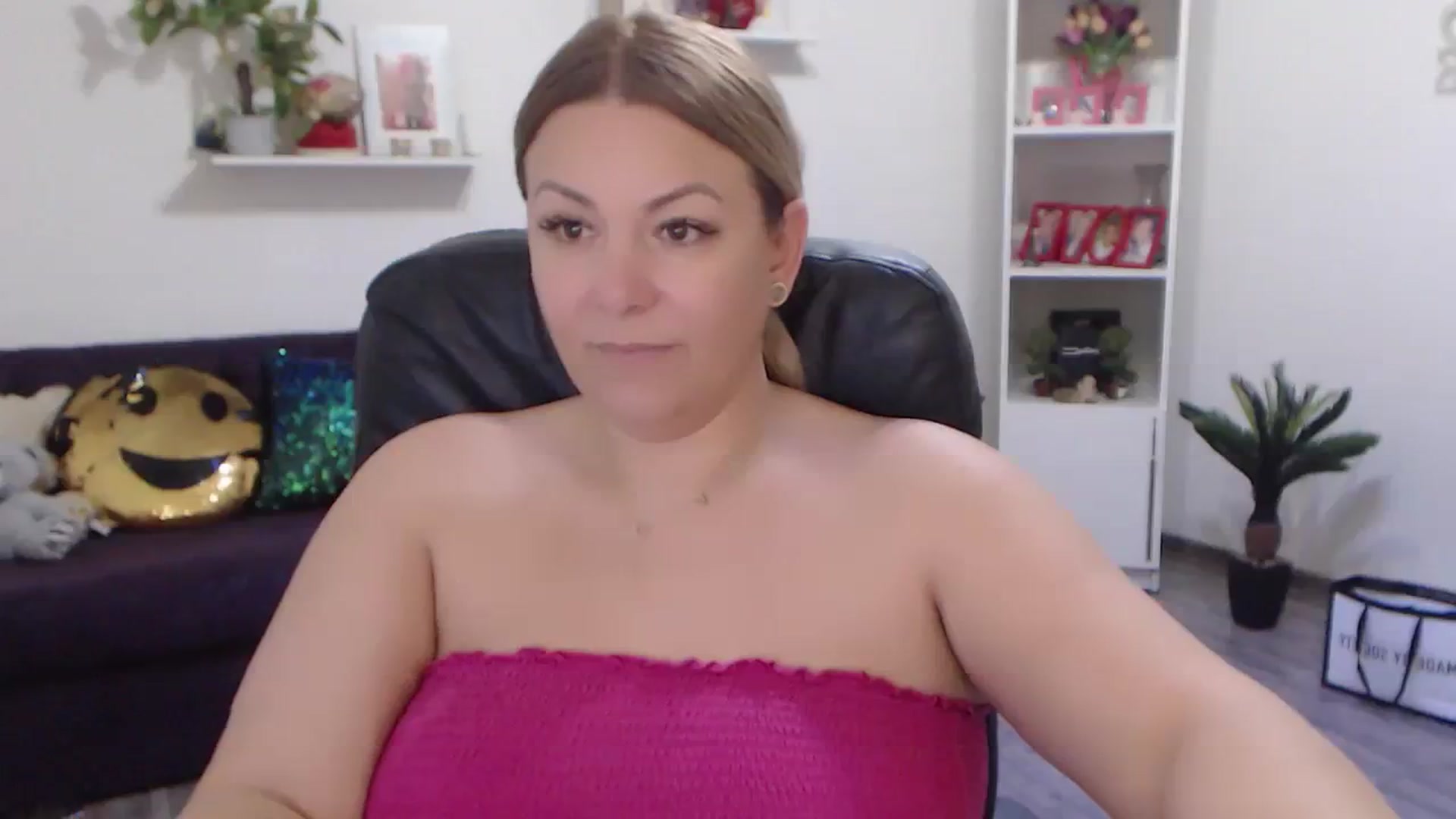 Gallery image thumbnail from A_baby_Boo's myfreecams stream on, 02/12/2024, 14:25 image 4 of 20