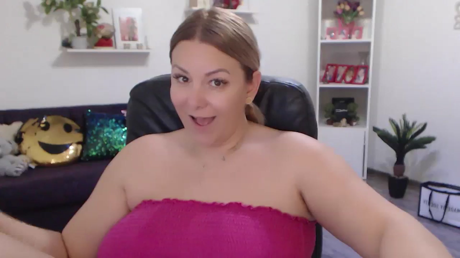 Gallery image thumbnail from A_baby_Boo's myfreecams stream on, 02/12/2024, 14:25 image 9 of 20