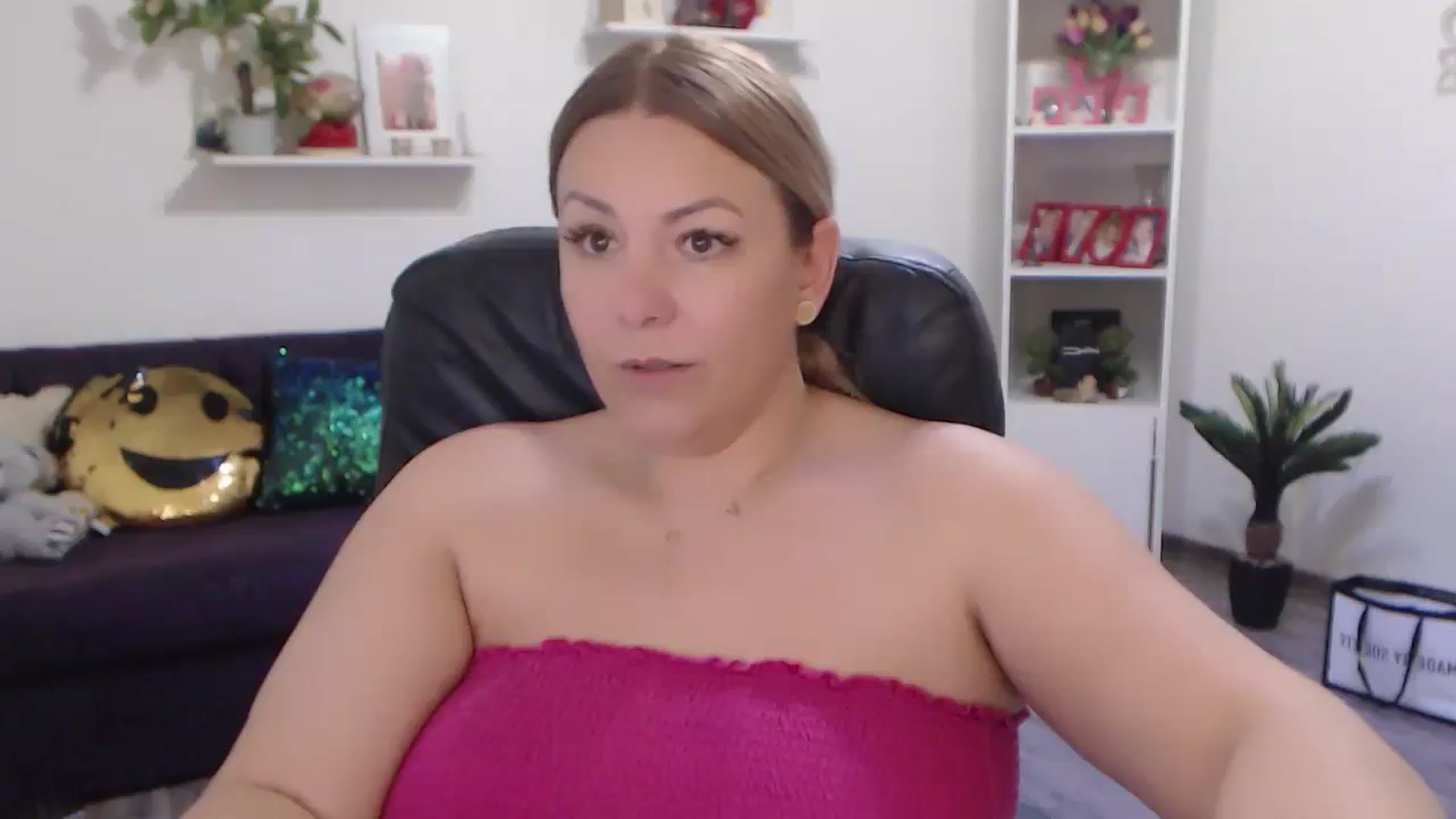 Gallery image thumbnail from A_baby_Boo's myfreecams stream on, 02/12/2024, 14:25 image 14 of 20