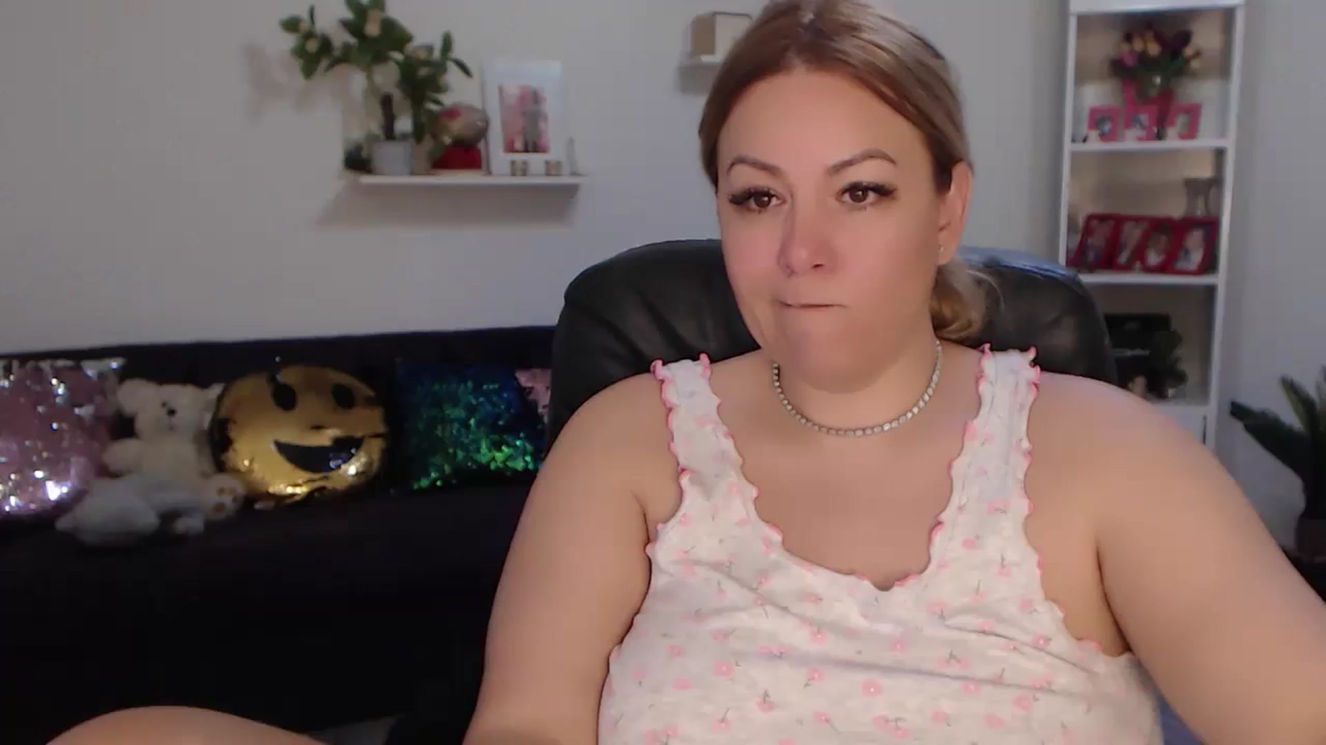 Gallery image thumbnail from A_baby_Boo's myfreecams stream on, 02/19/2024, 10:34 image 17 of 20