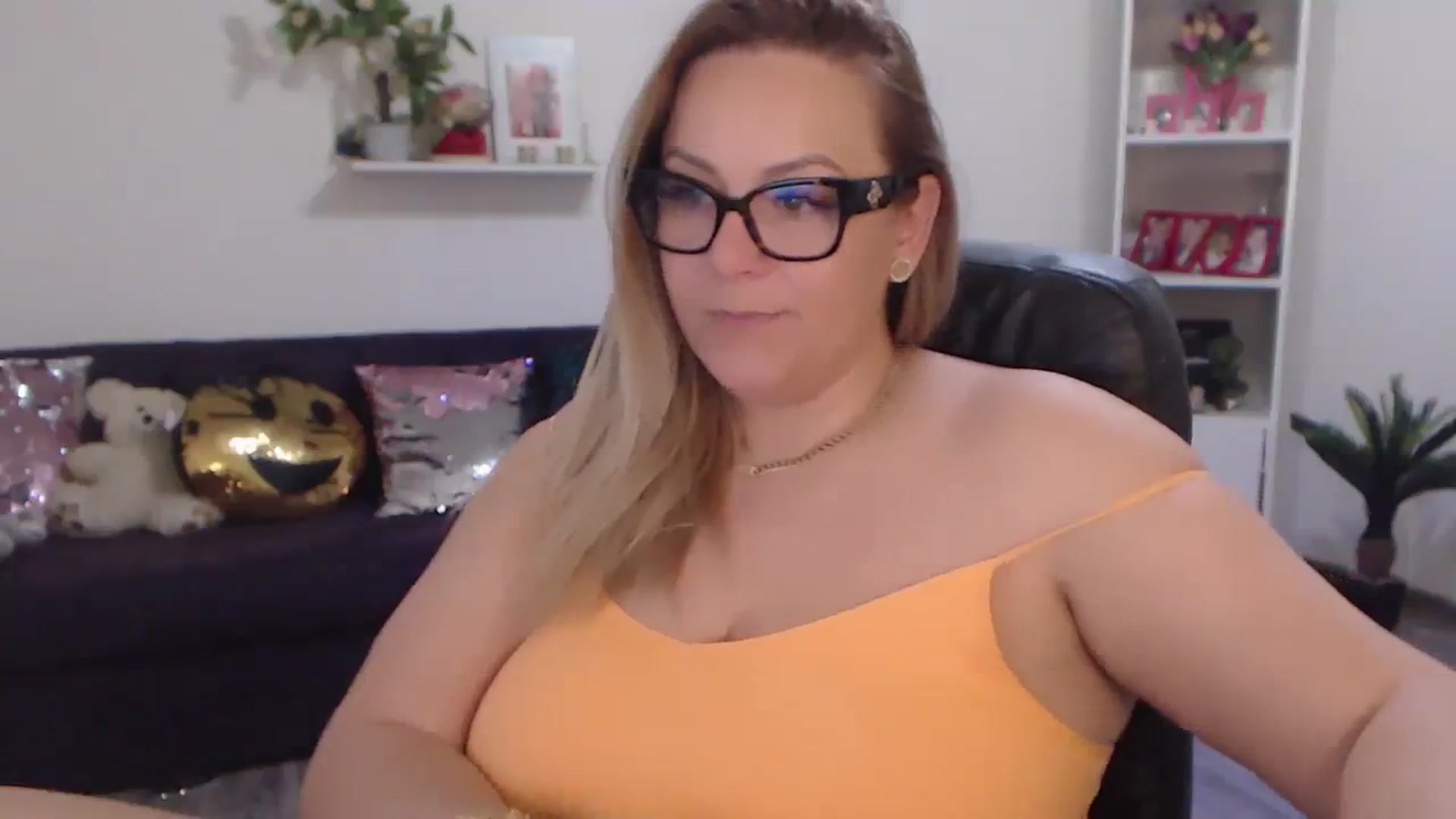 Gallery image thumbnail from A_baby_Boo's myfreecams stream on, 02/26/2024, 02:27 image 11 of 20