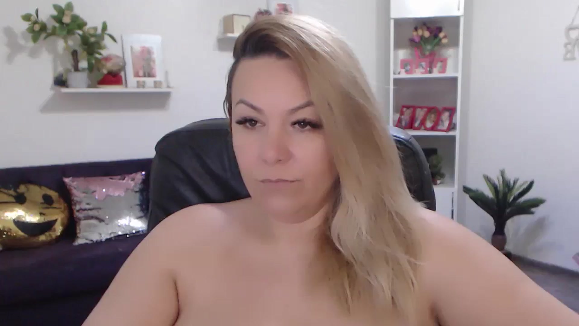Gallery image thumbnail from A_baby_Boo's myfreecams stream on, 03/21/2024, 12:43 image 6 of 20