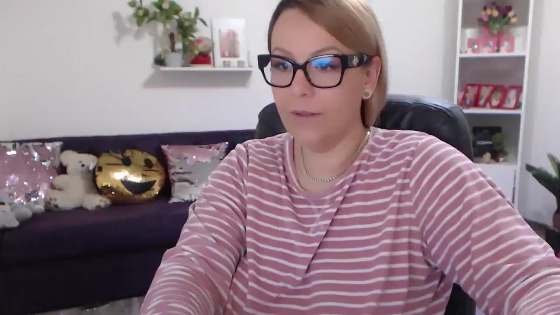 Gallery image thumbnail from A_baby_Boo's myfreecams stream on, 04/04/2024, 10:16 image 3 of 20