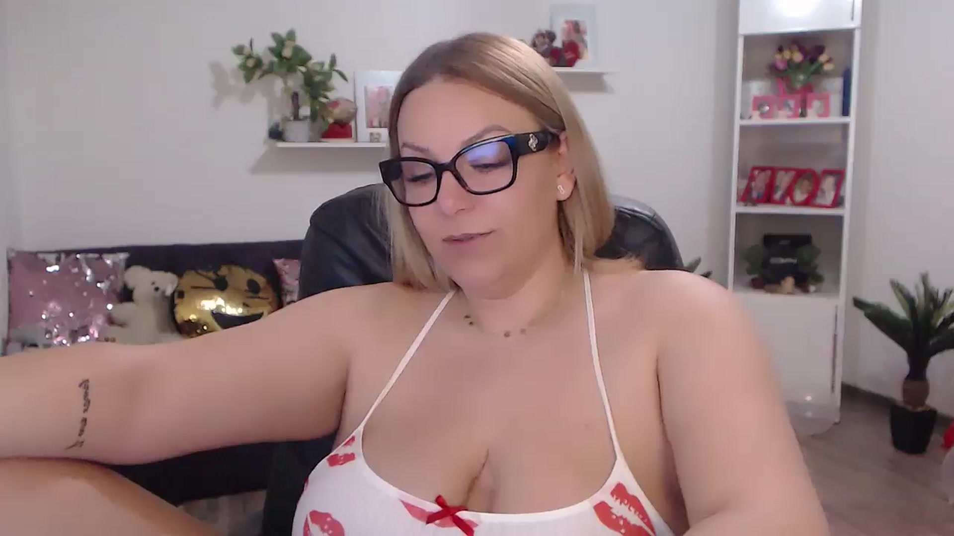 Gallery image thumbnail from A_baby_Boo's myfreecams stream on, 04/22/2024, 07:49 image 4 of 20