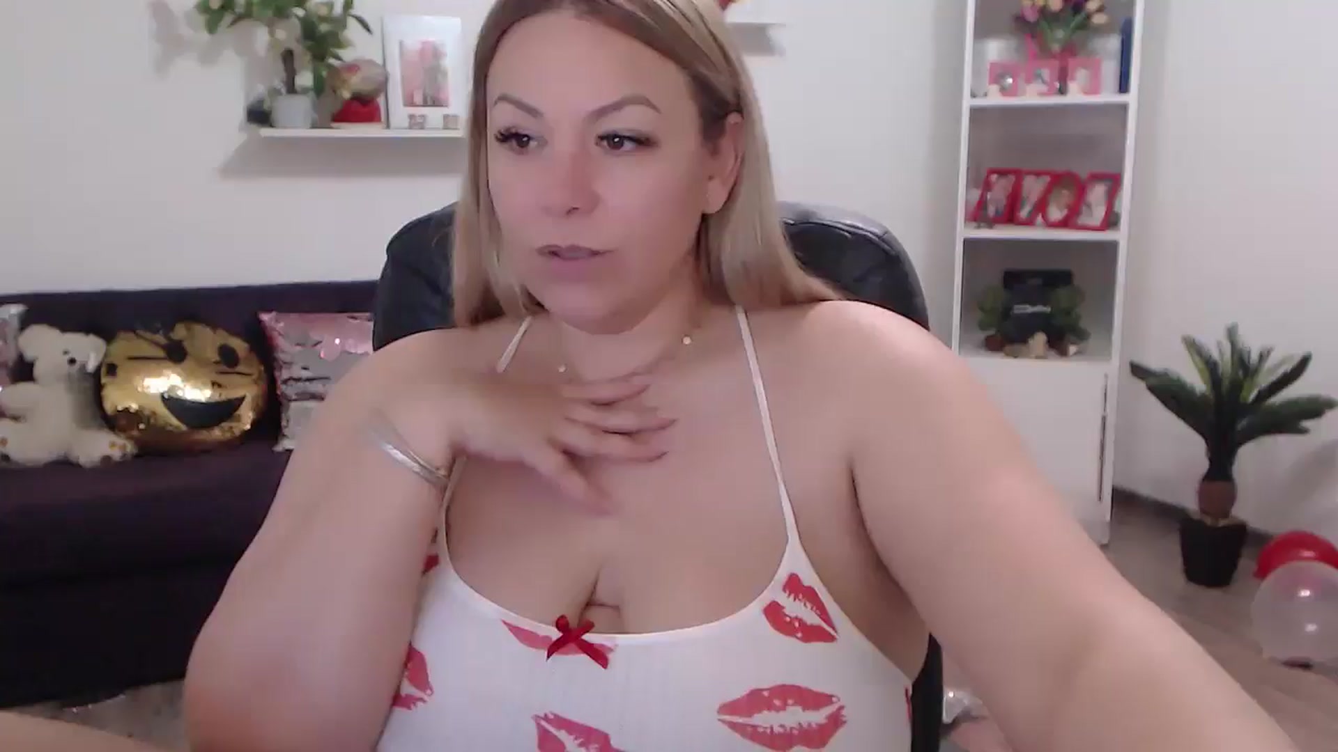 Gallery image thumbnail from A_baby_Boo's myfreecams stream on, 04/22/2024, 09:06 image 19 of 20