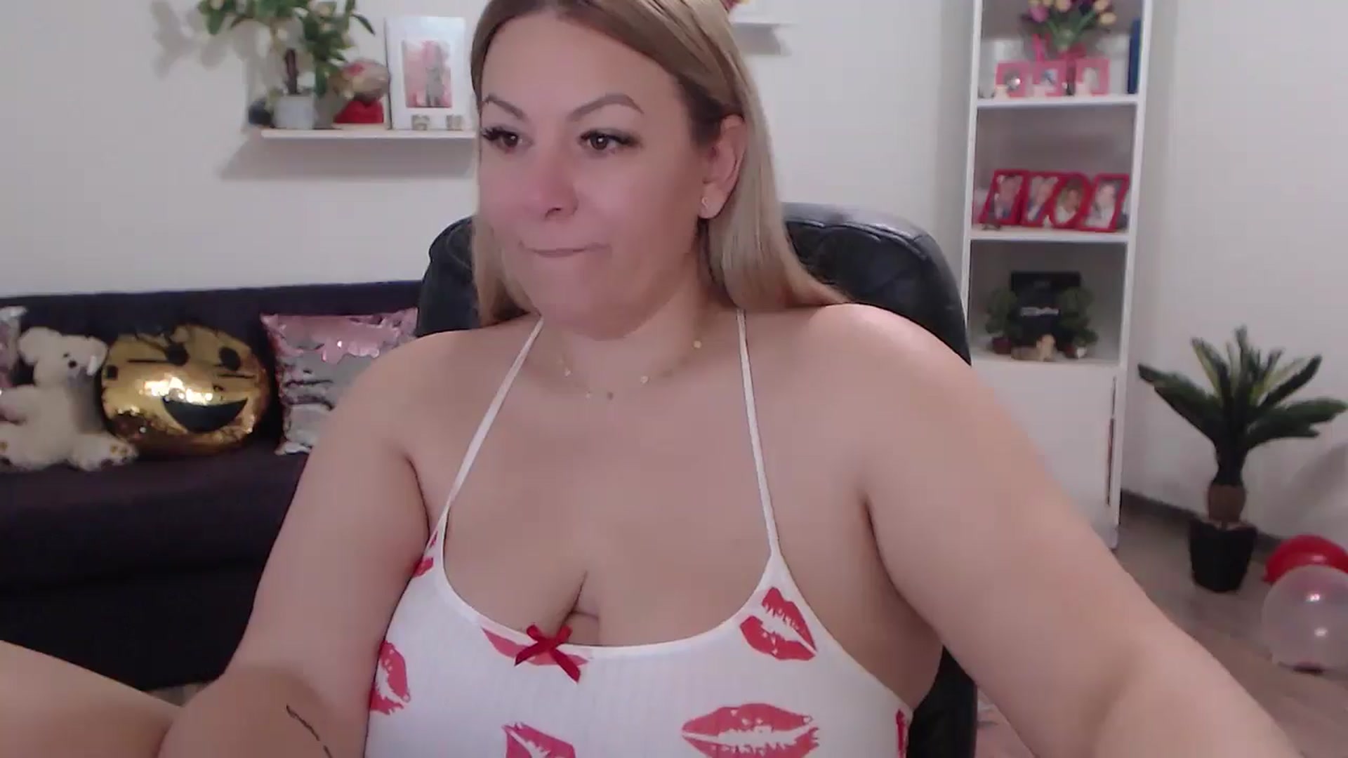 Gallery image thumbnail from A_baby_Boo's myfreecams stream on, 04/22/2024, 09:06 image 5 of 20