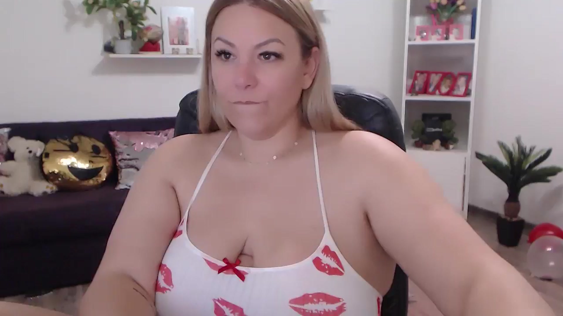 Gallery image thumbnail from A_baby_Boo's myfreecams stream on, 04/22/2024, 09:06 image 11 of 20