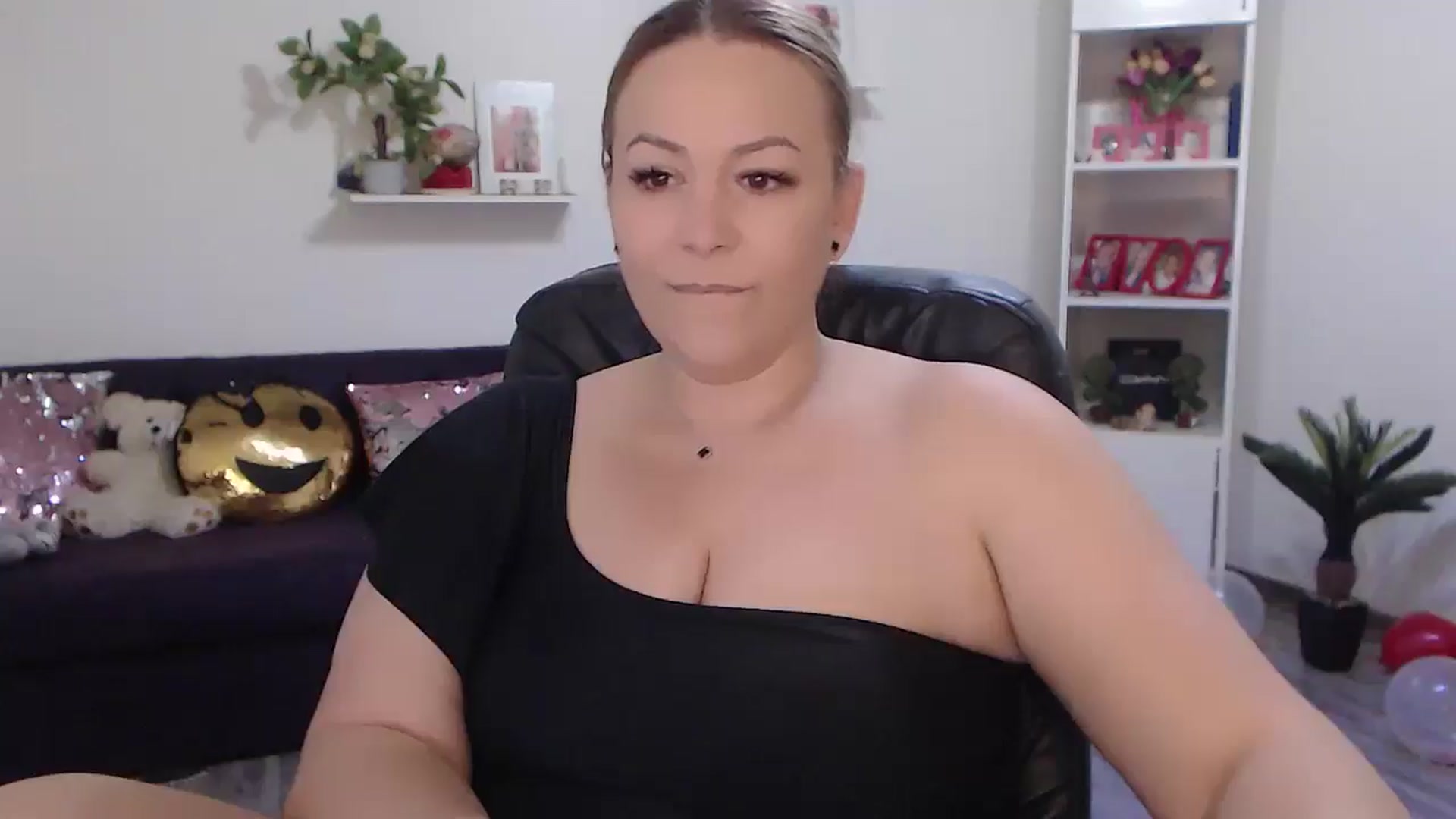Gallery image thumbnail from A_baby_Boo's myfreecams stream on, 04/26/2024, 14:11 image 5 of 20