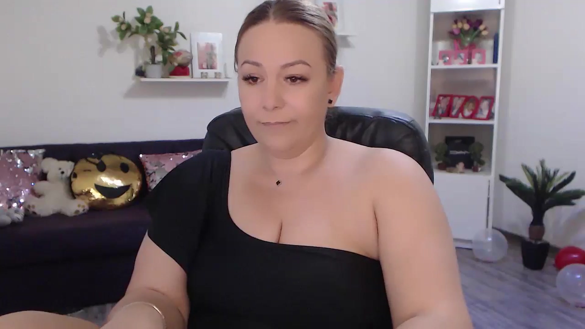 Gallery image thumbnail from A_baby_Boo's myfreecams stream on, 04/26/2024, 14:11 image 4 of 20