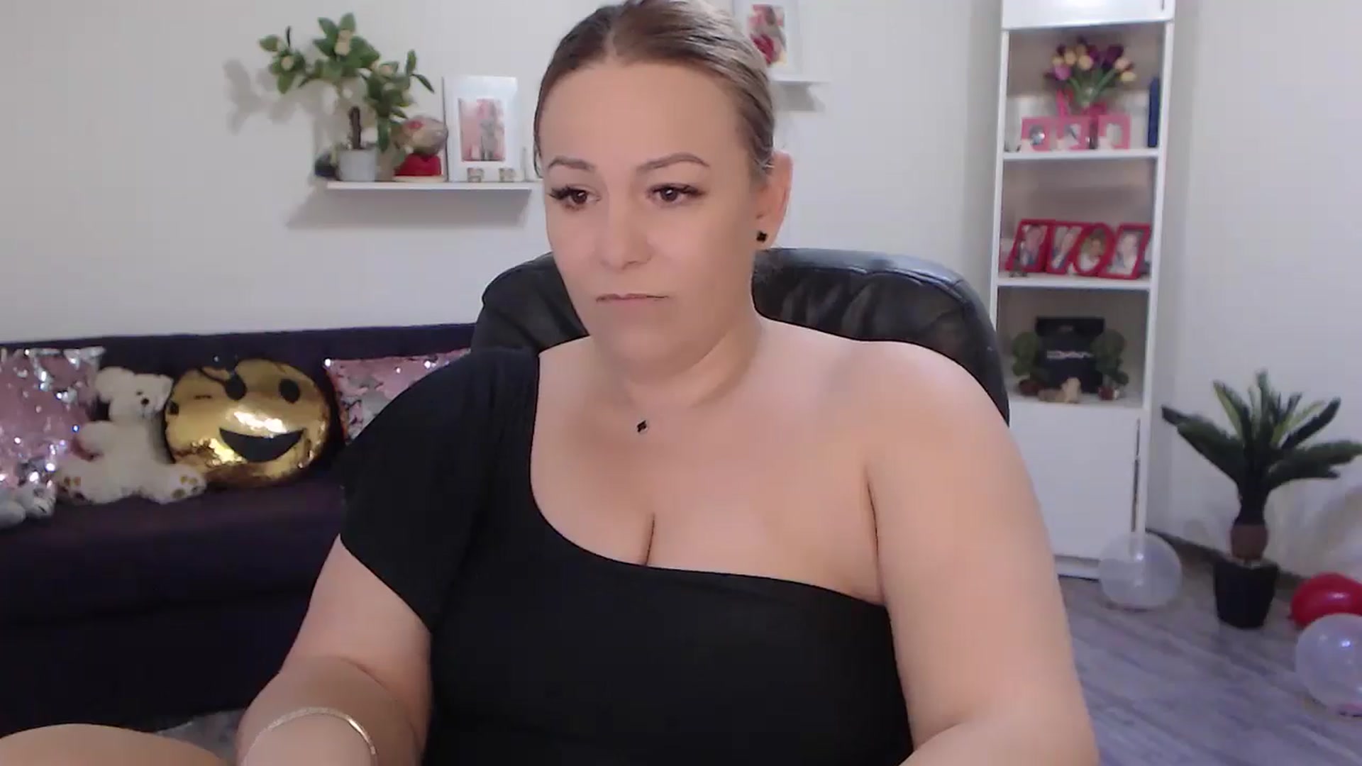 Gallery image thumbnail from A_baby_Boo's myfreecams stream on, 04/26/2024, 14:11 image 3 of 20
