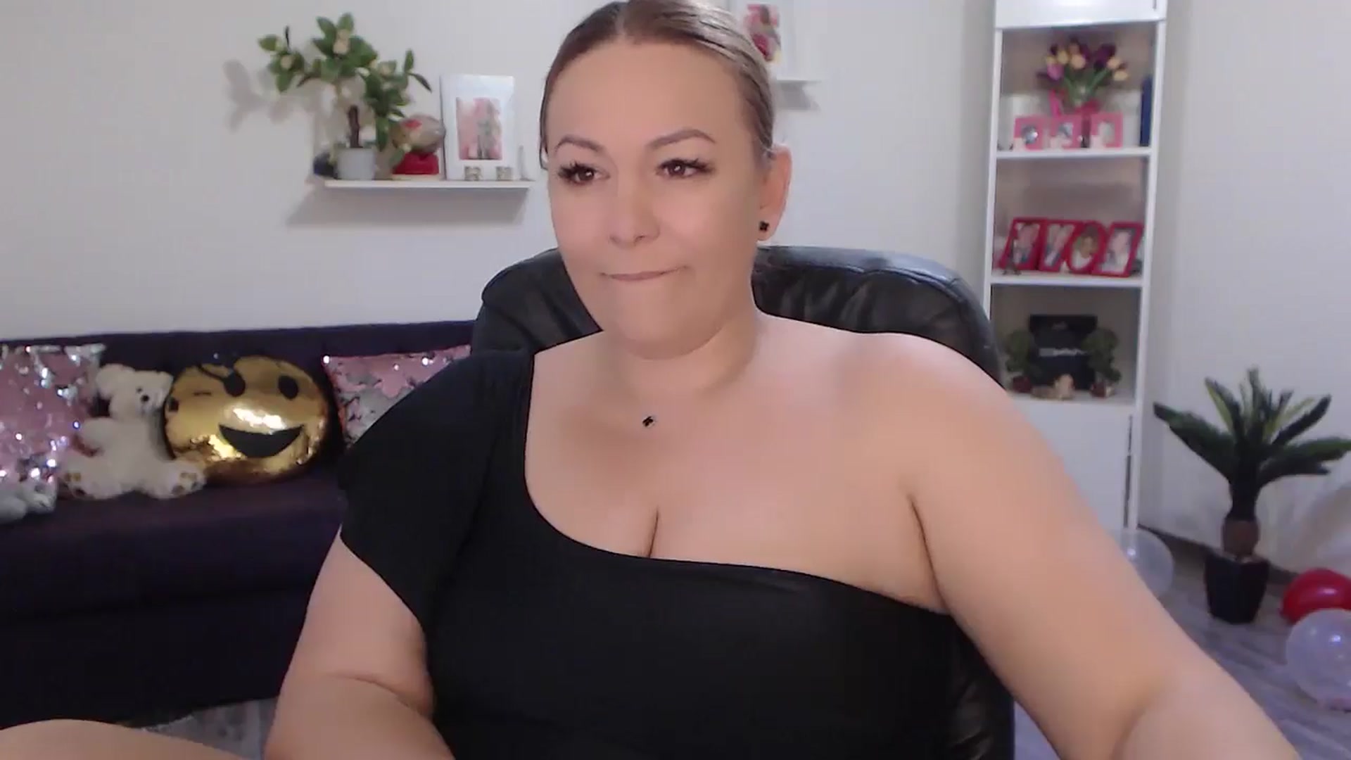 Gallery image thumbnail from A_baby_Boo's myfreecams stream on, 04/26/2024, 14:11 image 7 of 20