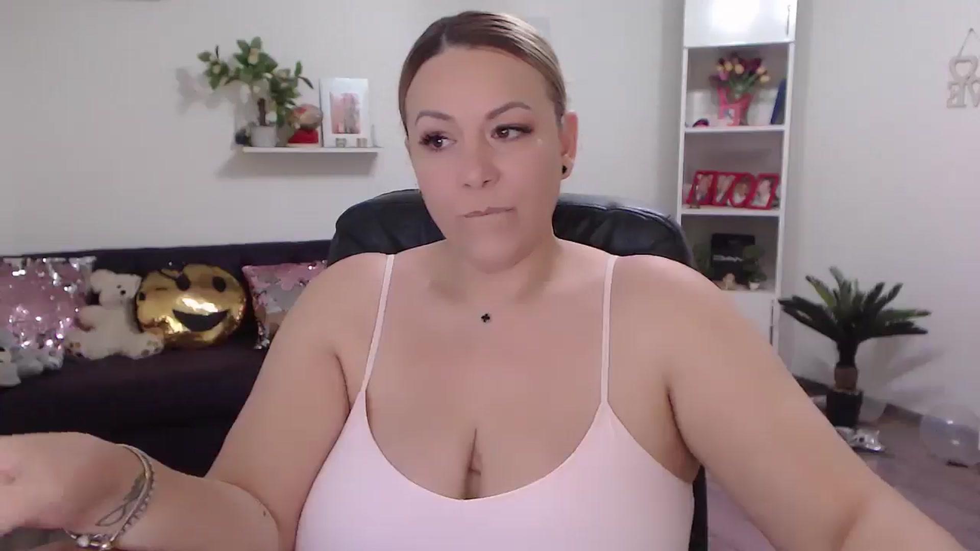Gallery image thumbnail from A_baby_Boo's myfreecams stream on, 05/02/2024, 14:21 image 13 of 20